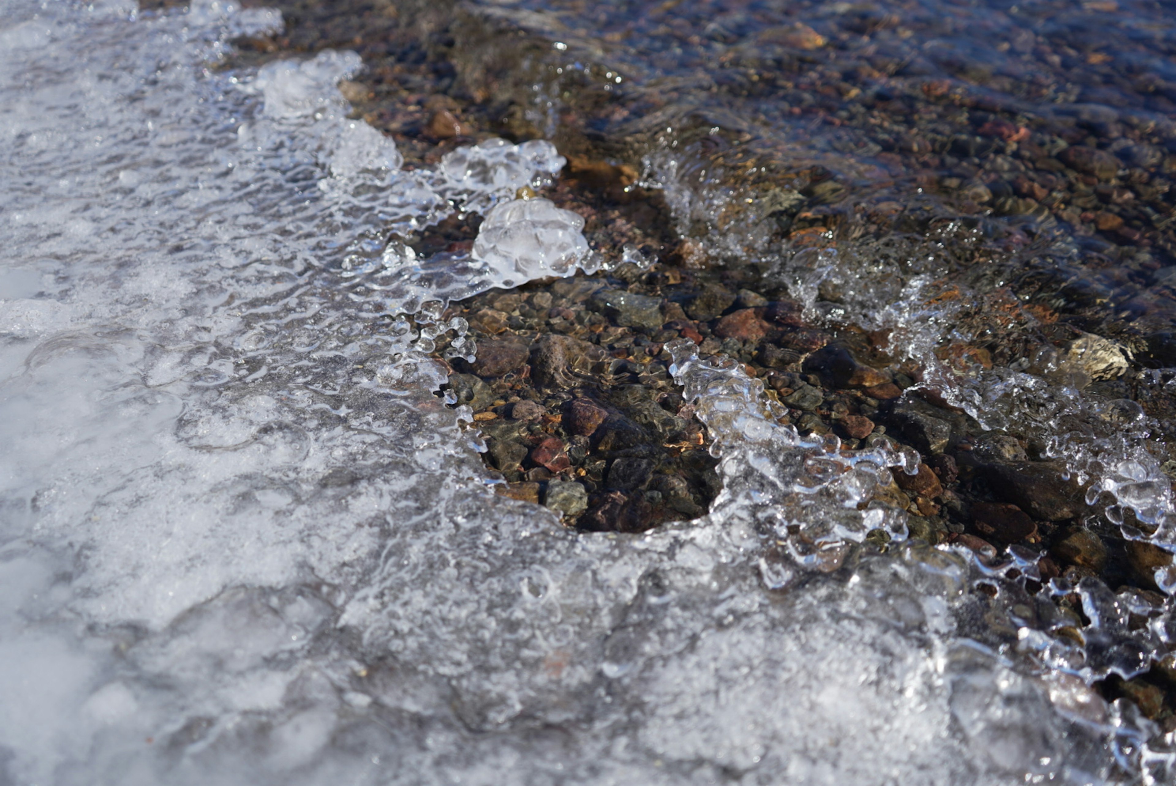 Onde di ghiaccio che si infrangono sulle rocce