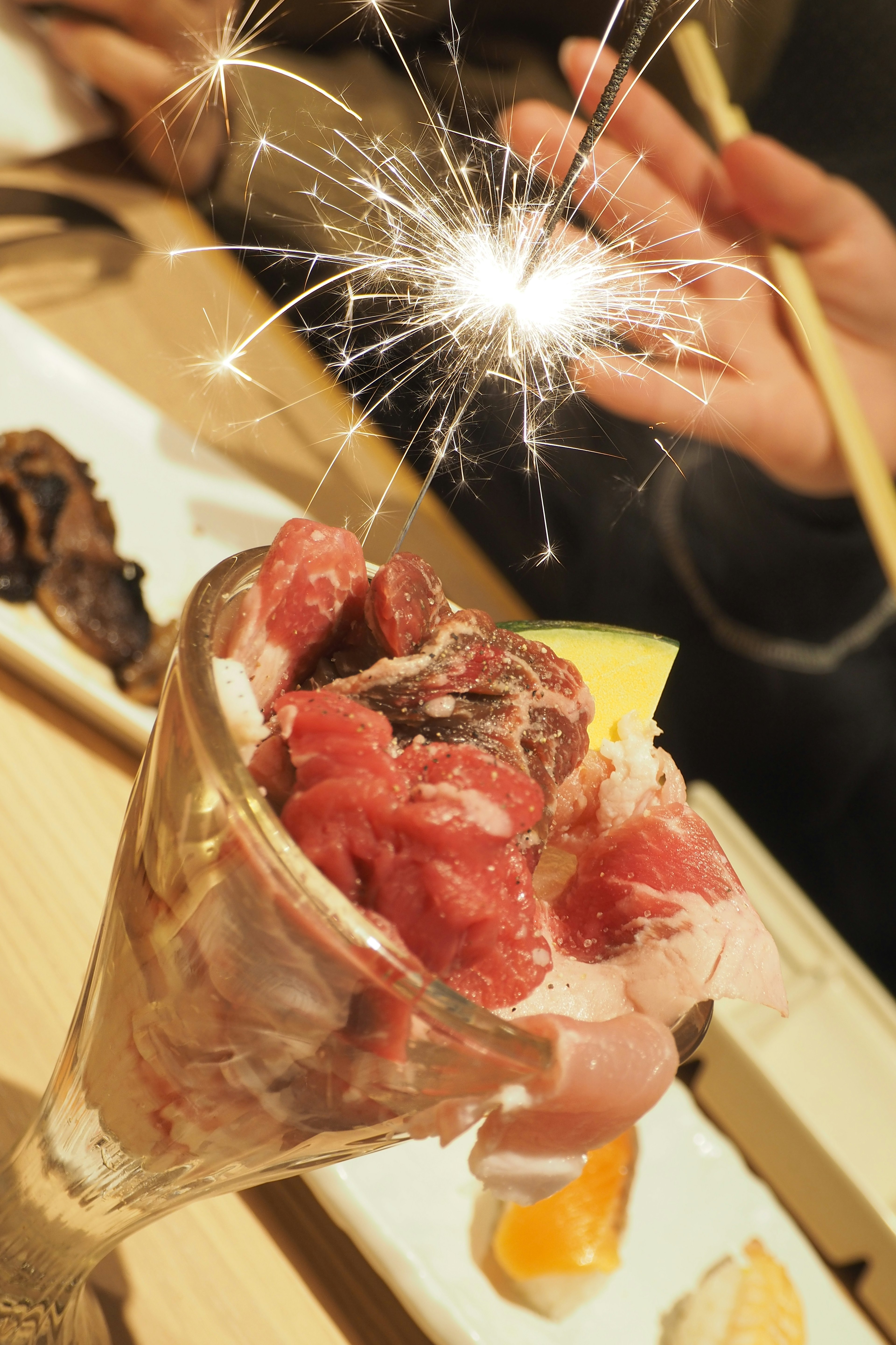 Coupe de dessert avec de la viande surmontée d'un pétard