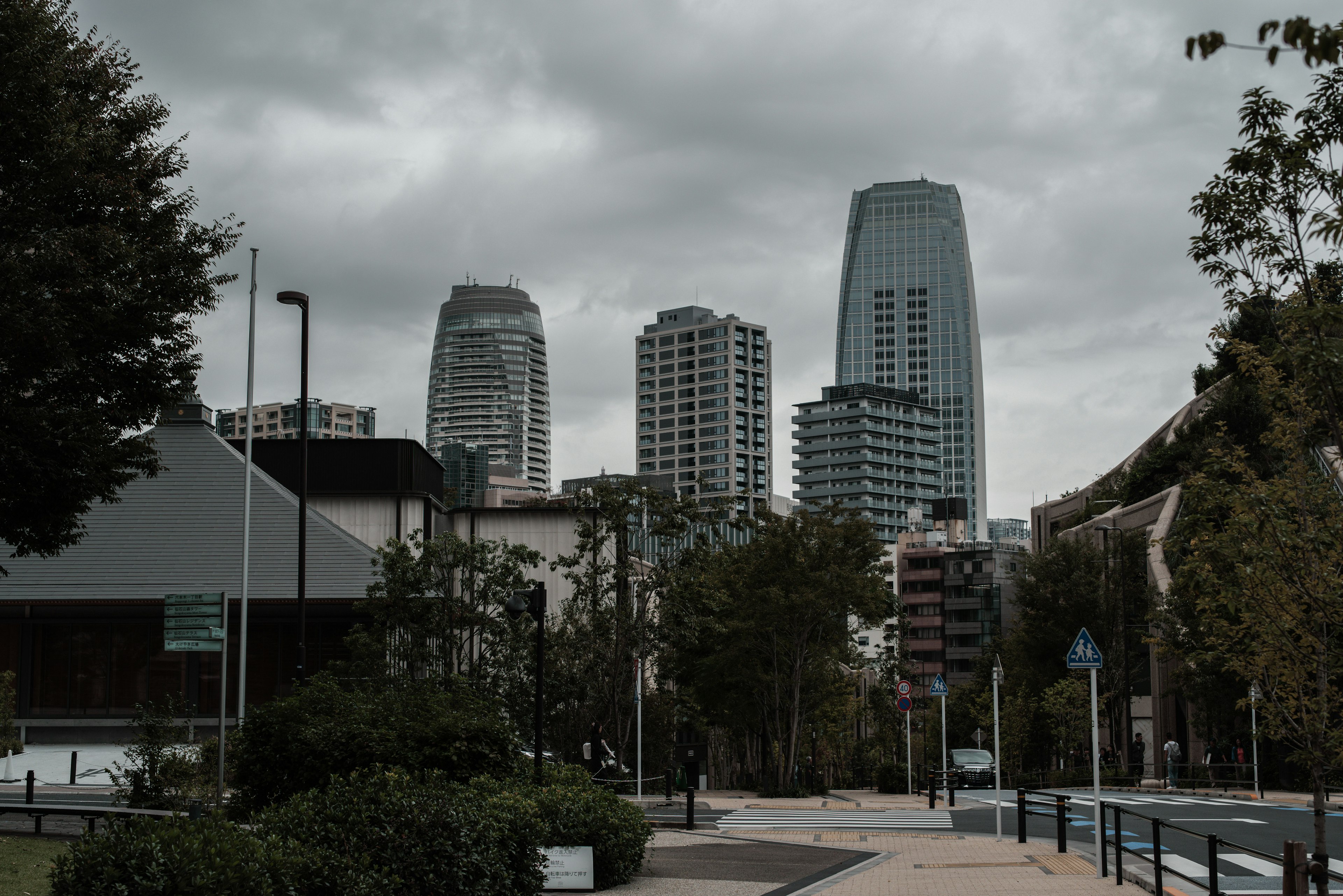 城市天際線，雲層下的高樓大廈