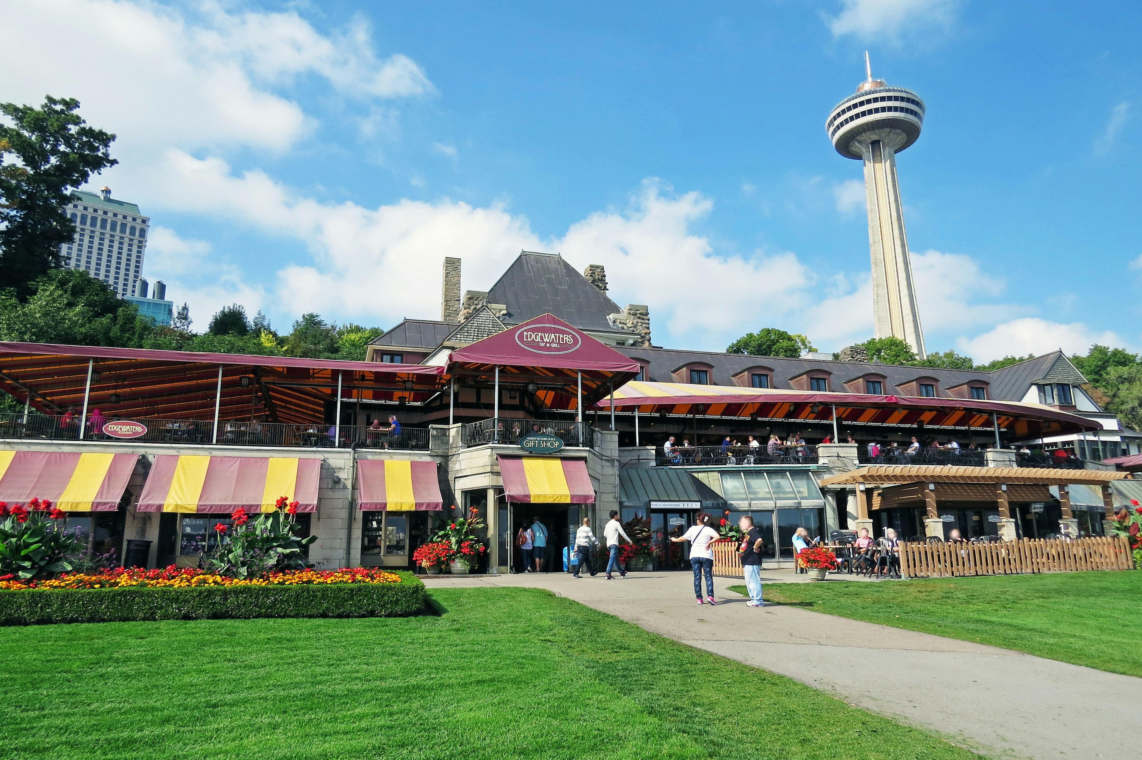 Ristorante e edificio turistico vicino alle cascate del Niagara