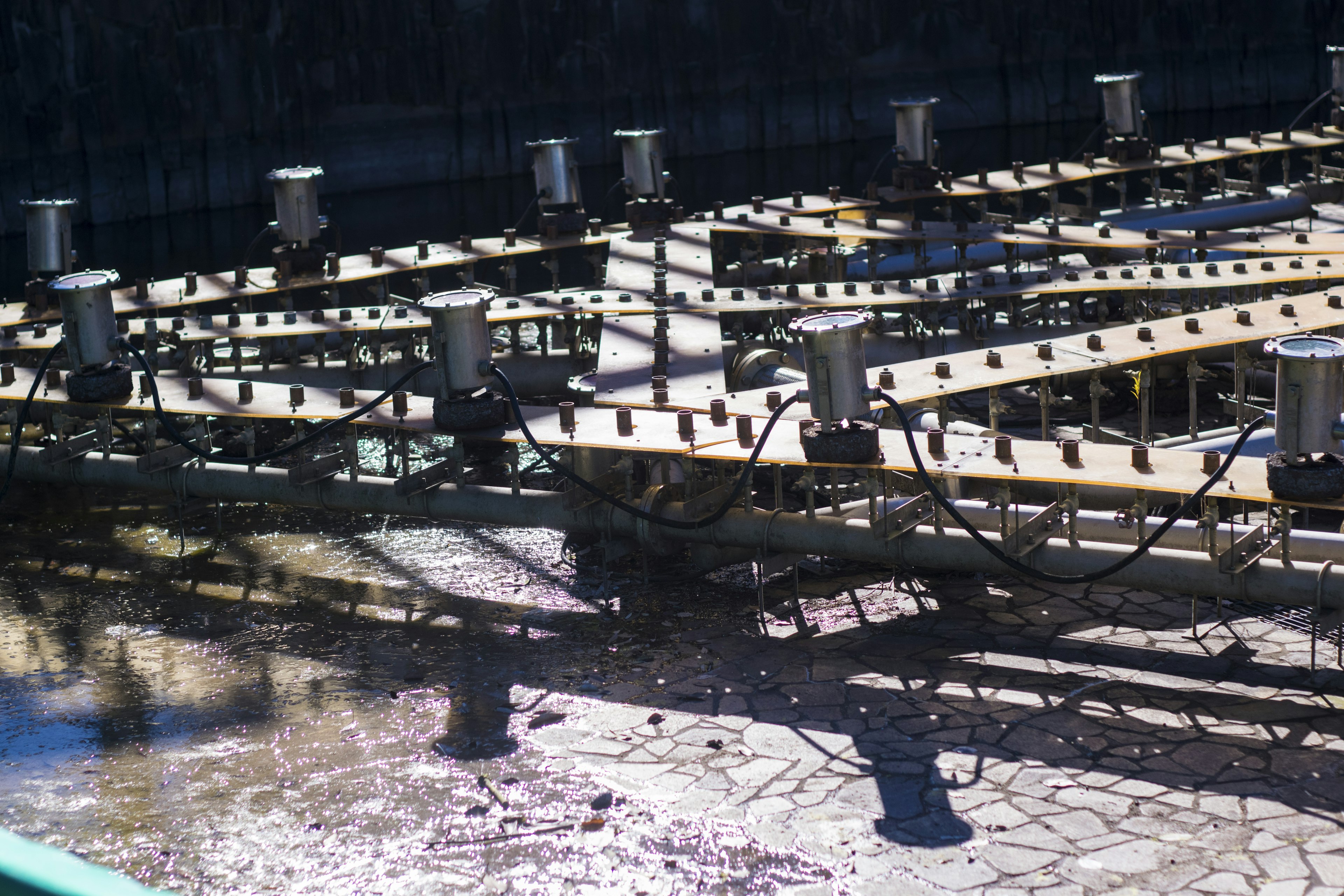 Equipo de instalación de tratamiento de agua flotando en la superficie del agua