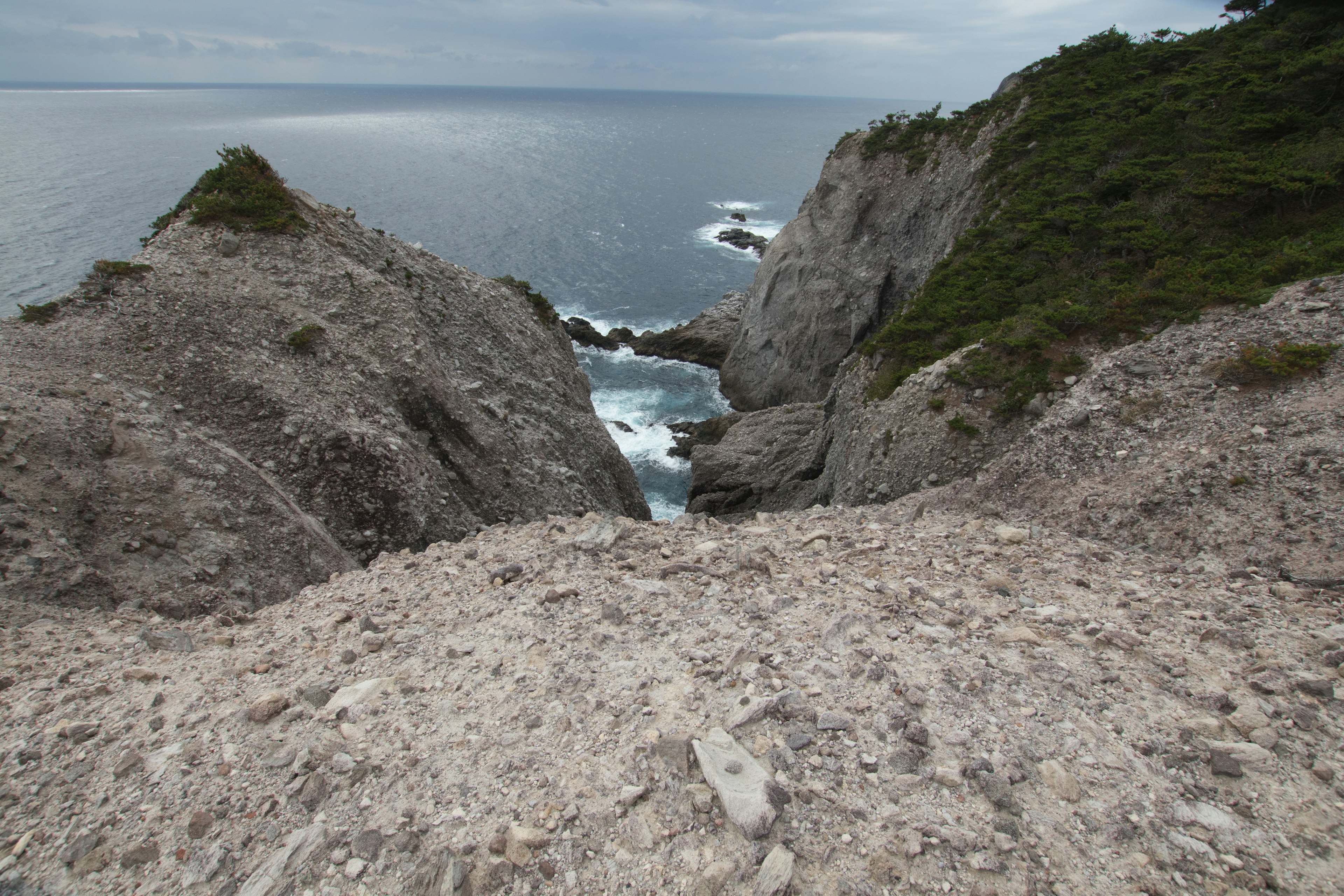 俯瞰海洋的岩石悬崖景观和绿色植被