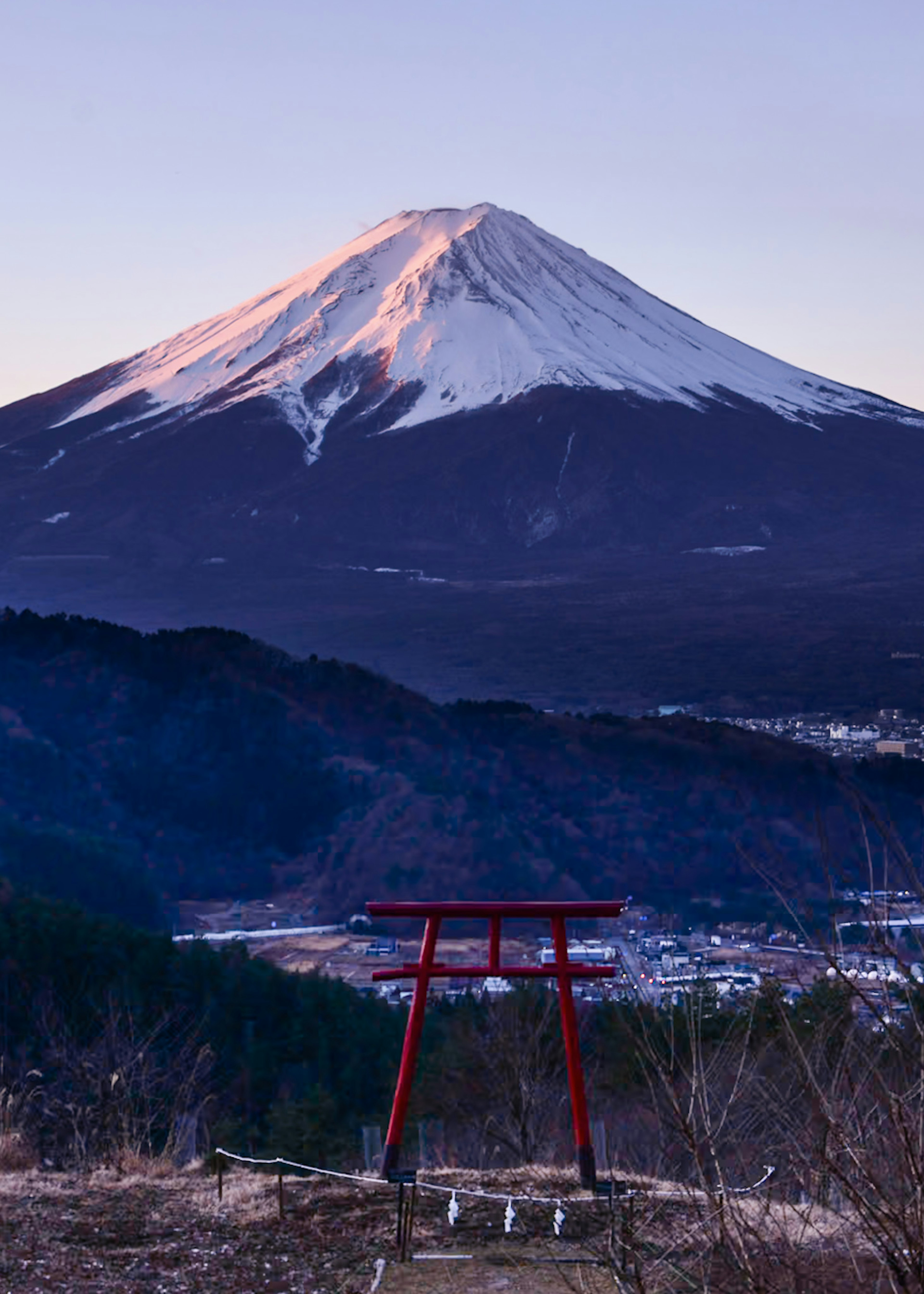 Vista escénica del monte Fuji con un torii rojo