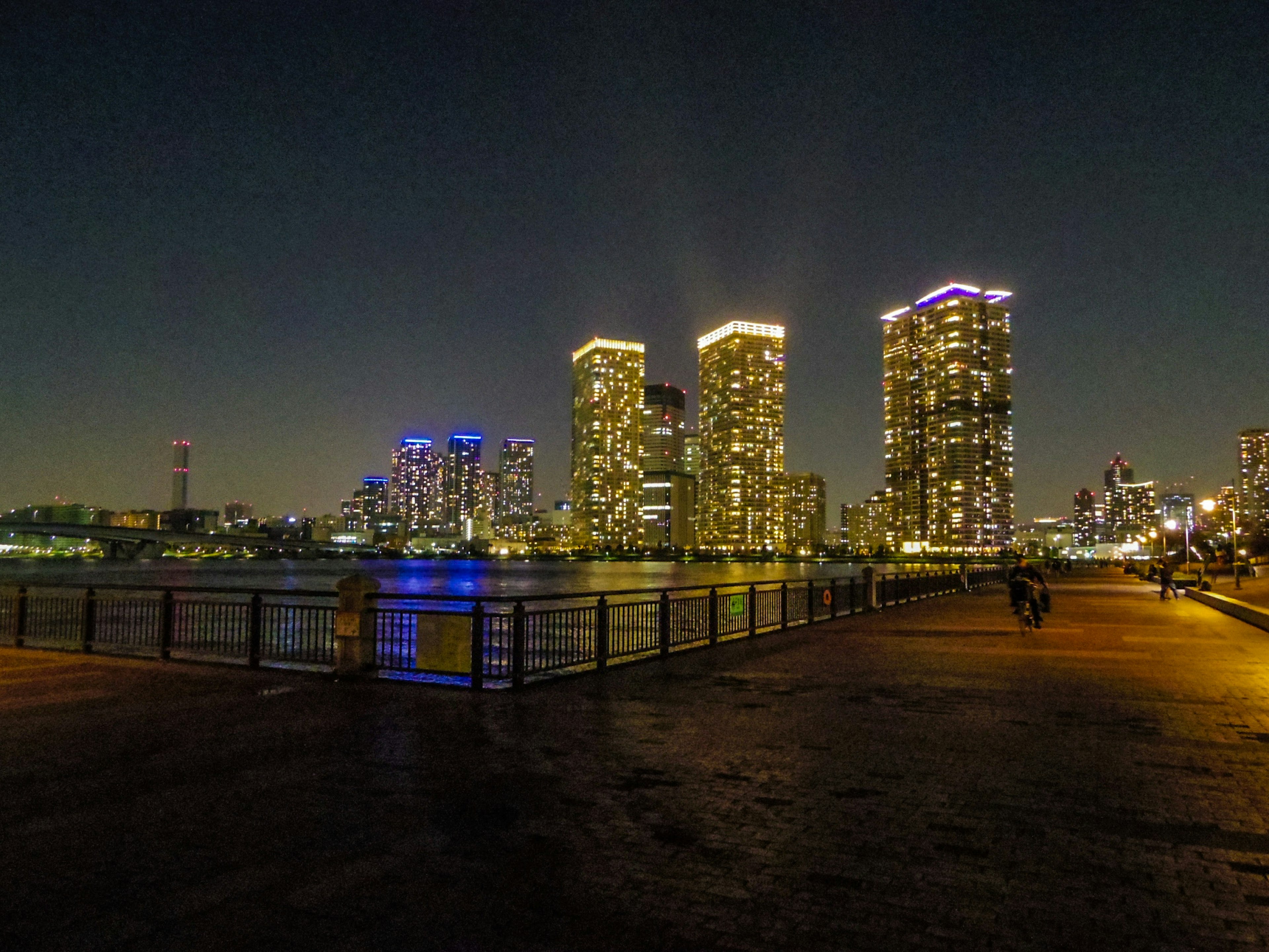 Nachtansicht von beleuchteten Wolkenkratzern entlang der Bucht von Tokio