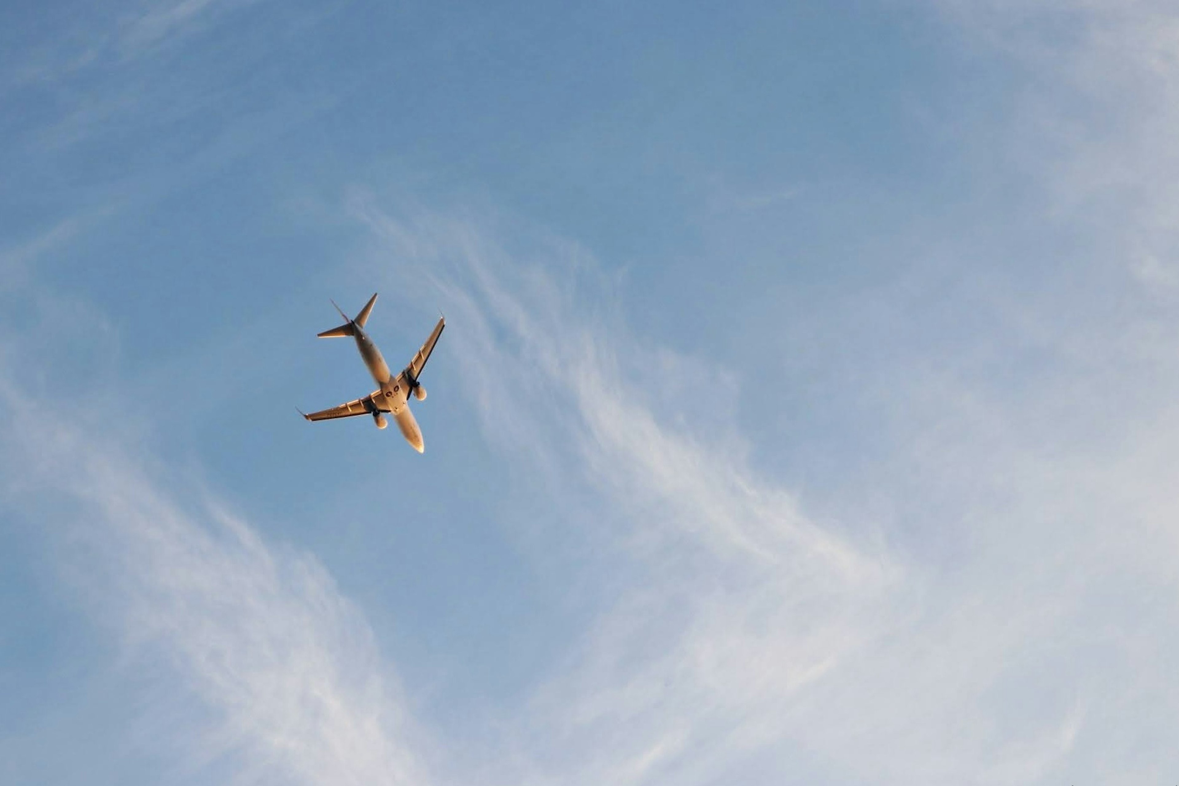 Un avión volando en un cielo azul