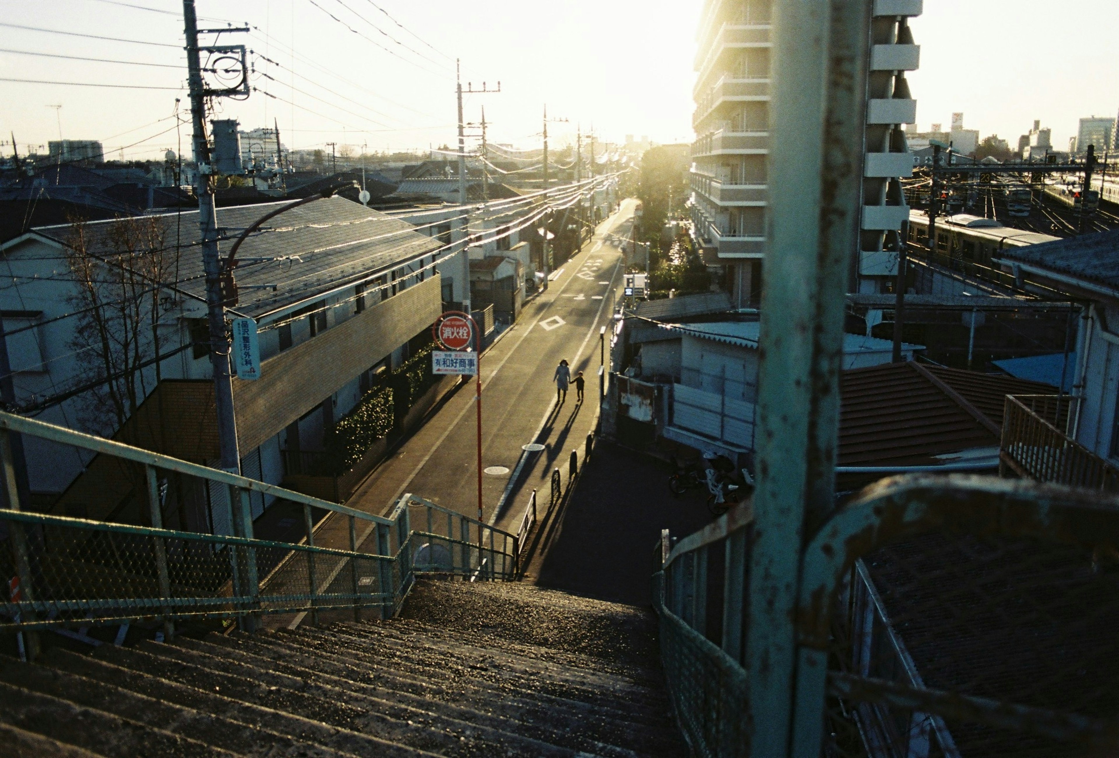 夕暮れ時の街並みを見下ろす階段の風景