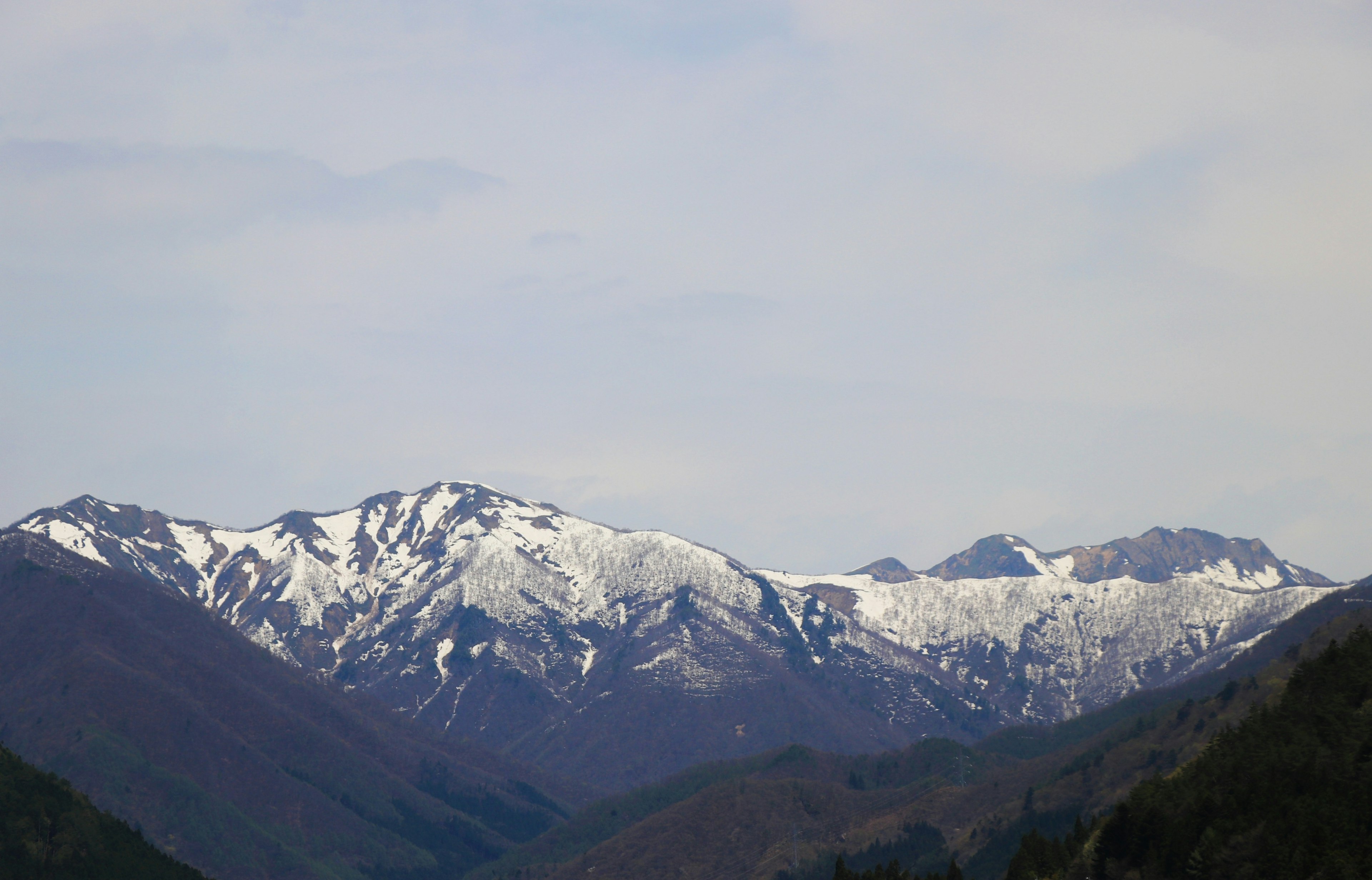 雪覆蓋的山脈延伸在風景中