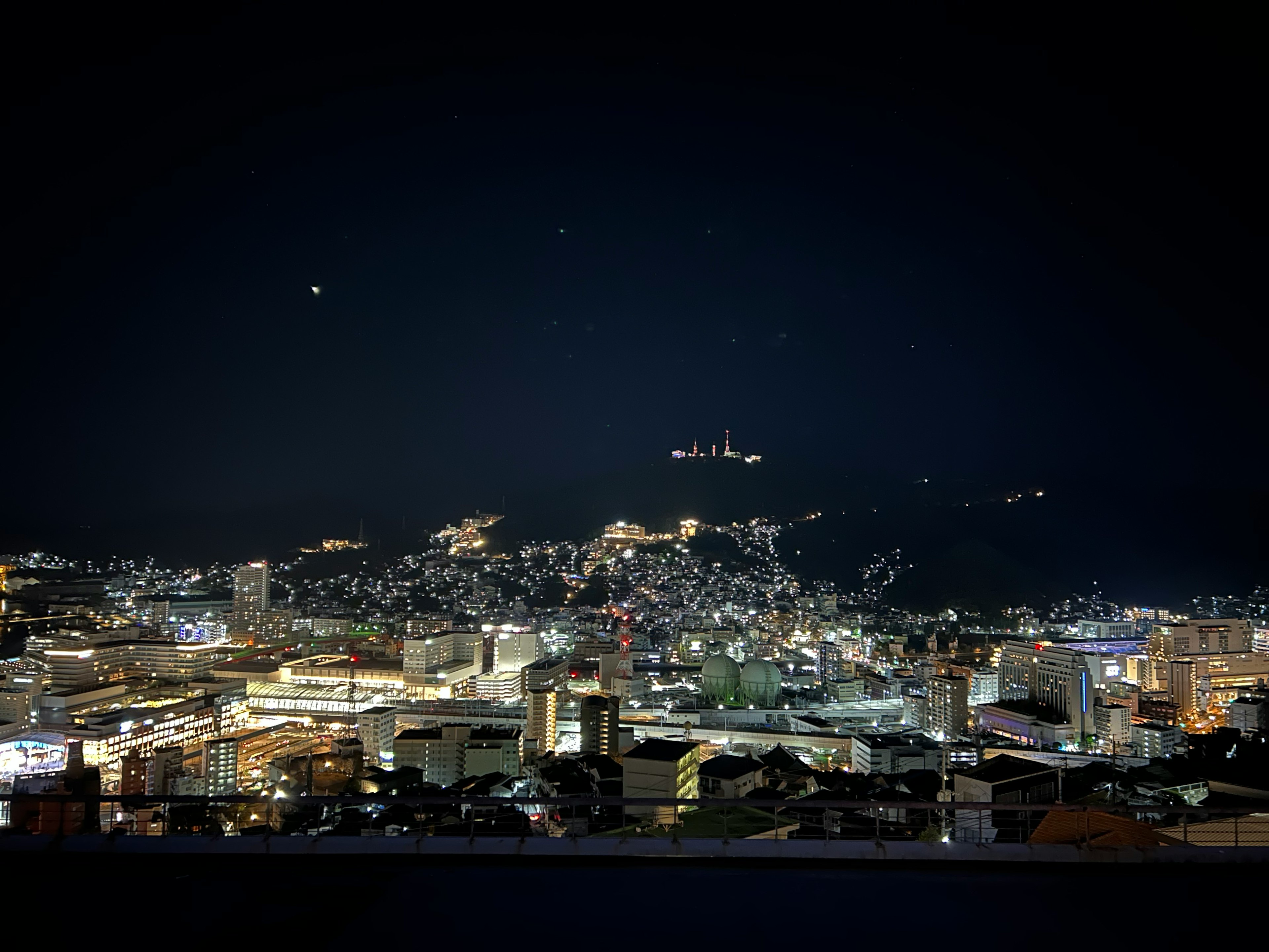 Paysage urbain nocturne avec des lampadaires scintillants et des lumières de bâtiments