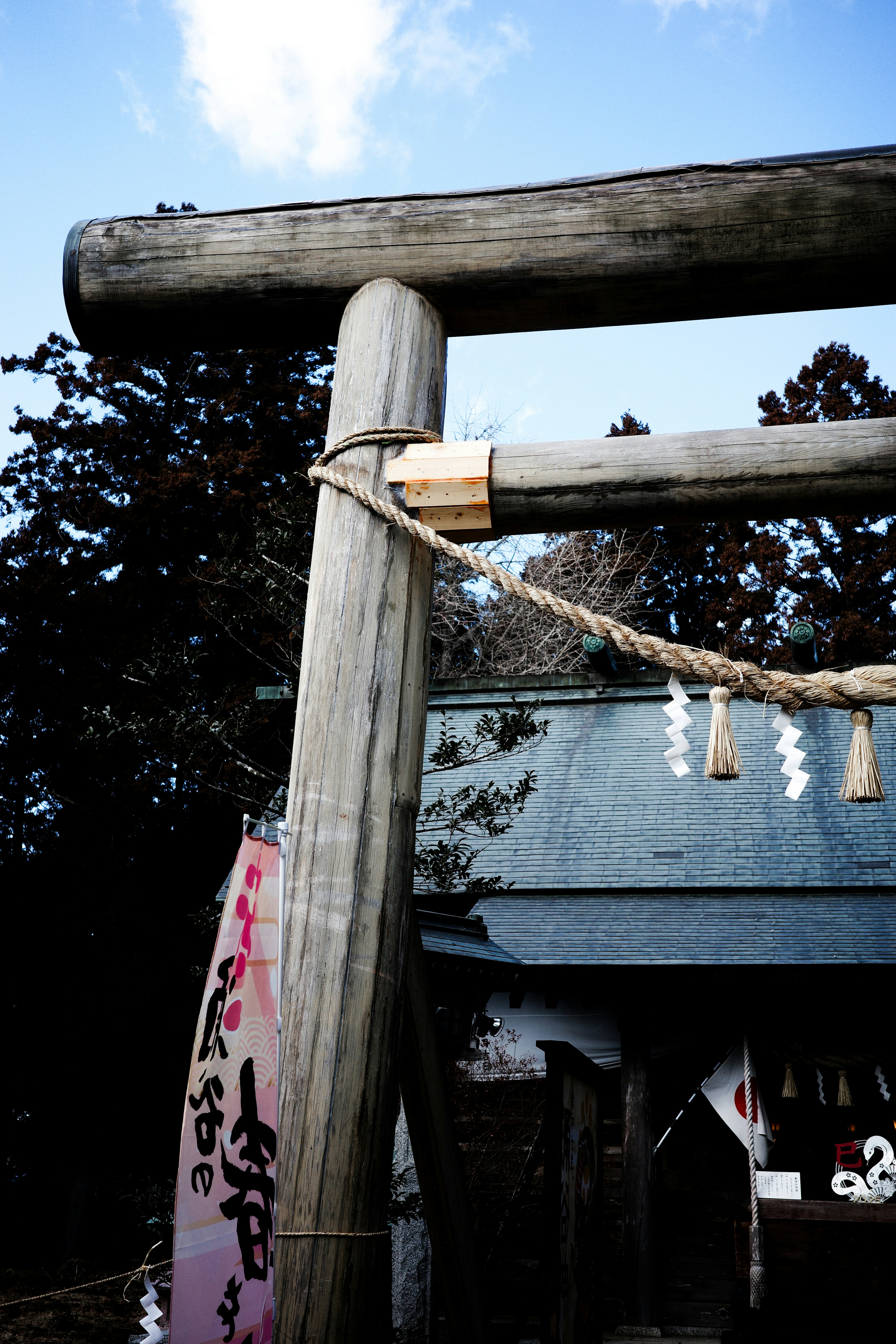 神社の鳥居としめ縄の詳細