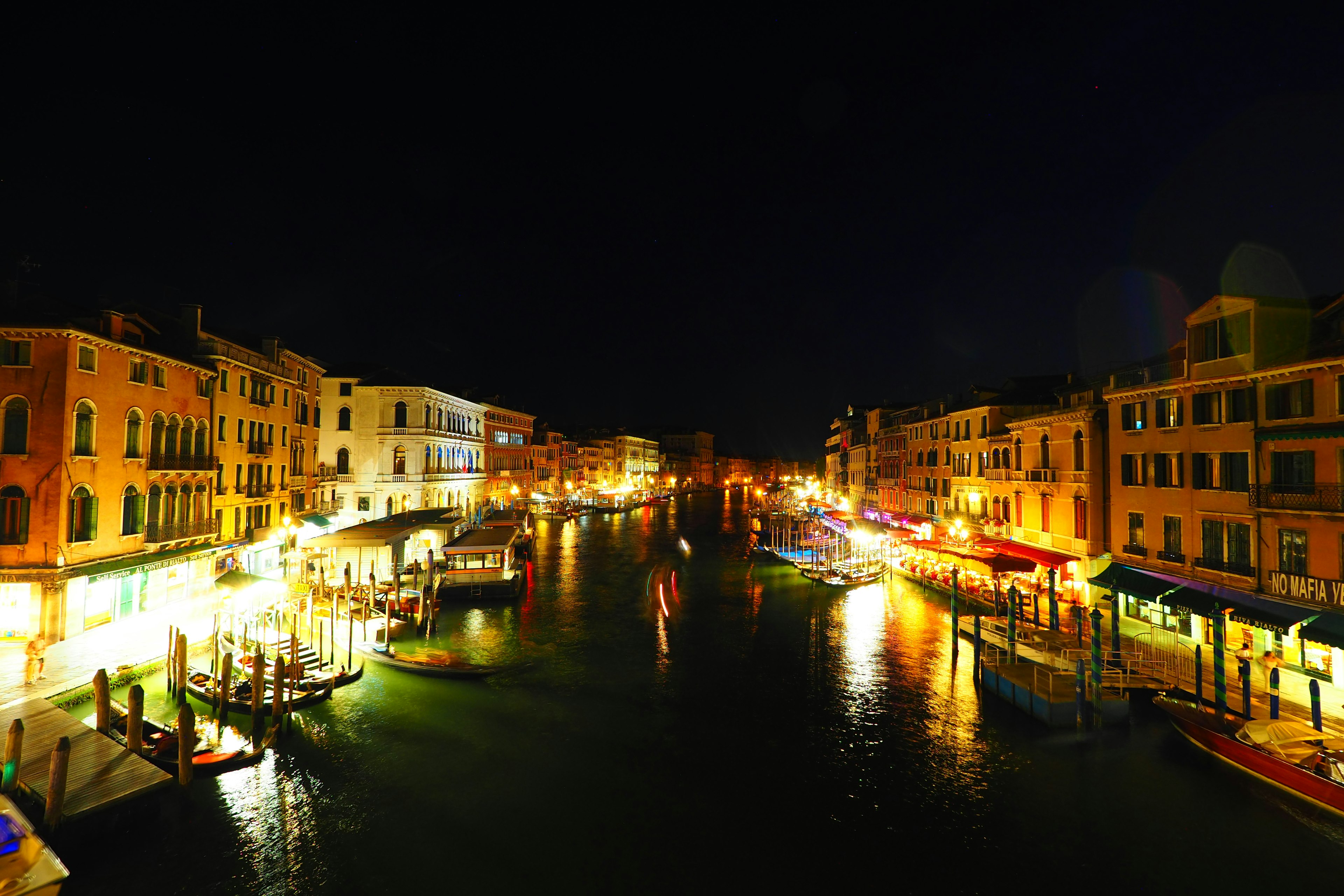 Pemandangan indah kanal Venesia di malam hari