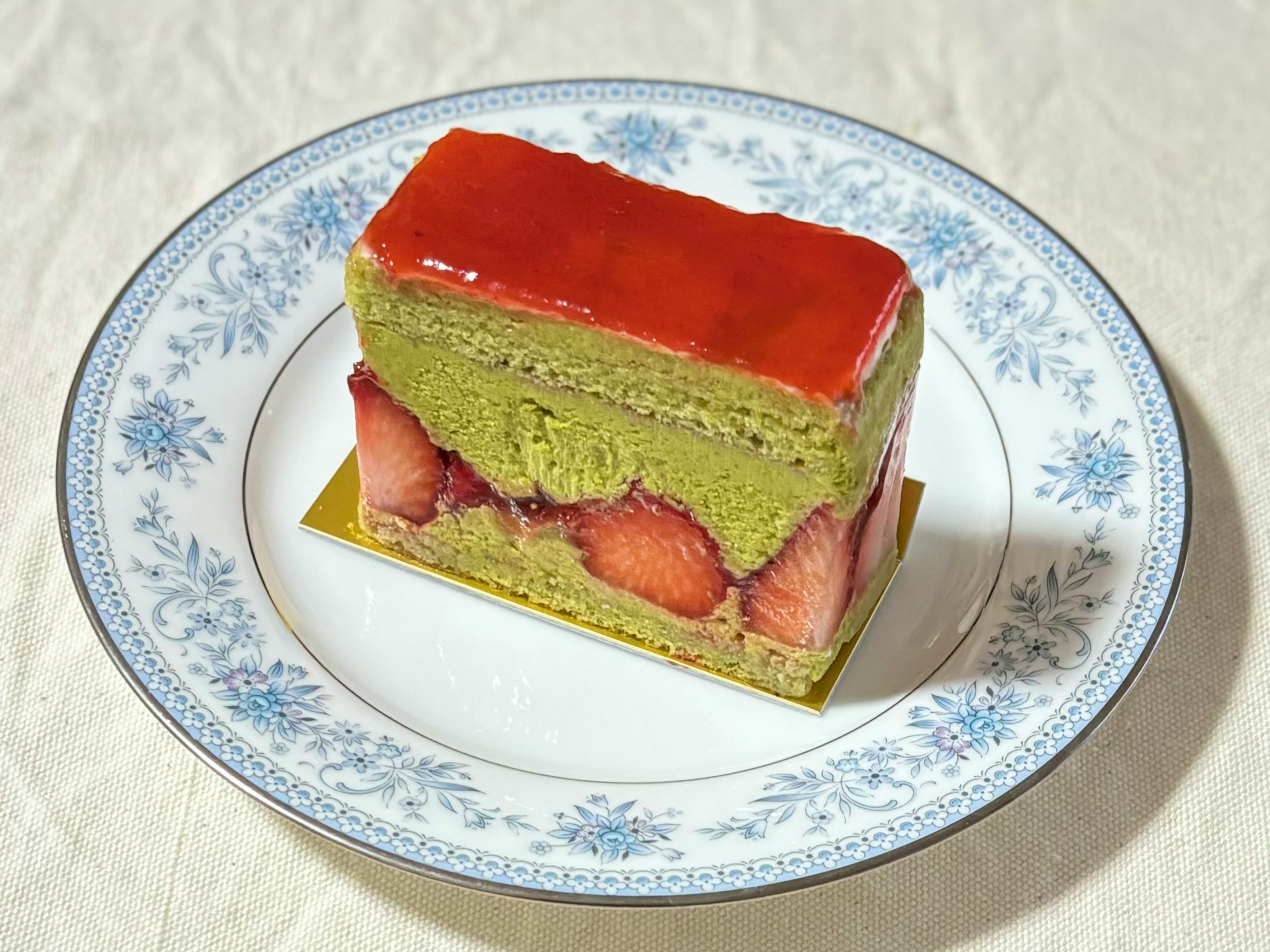 緑茶のクリームとイチゴが重なったケーキの断面が美しい