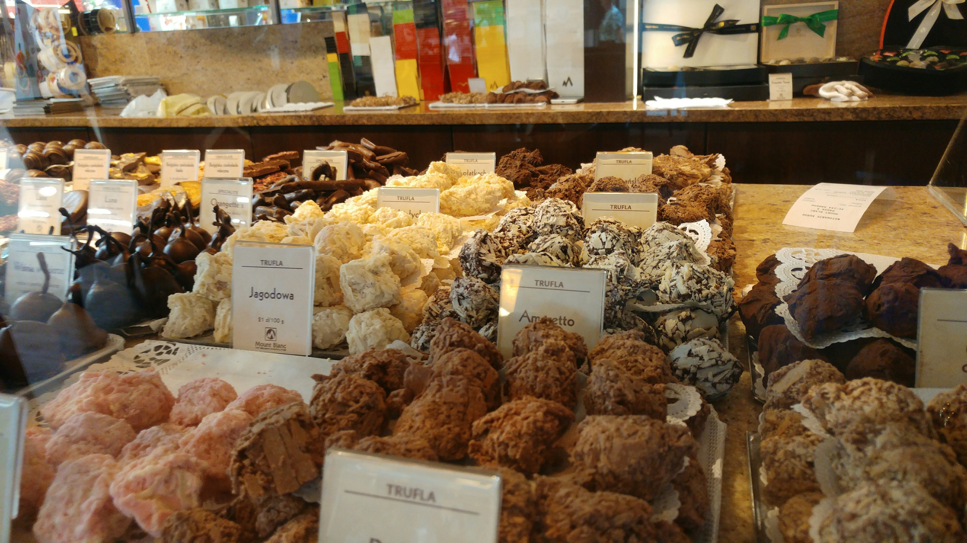 Esposizione colorata di caramelle e dolci in un negozio