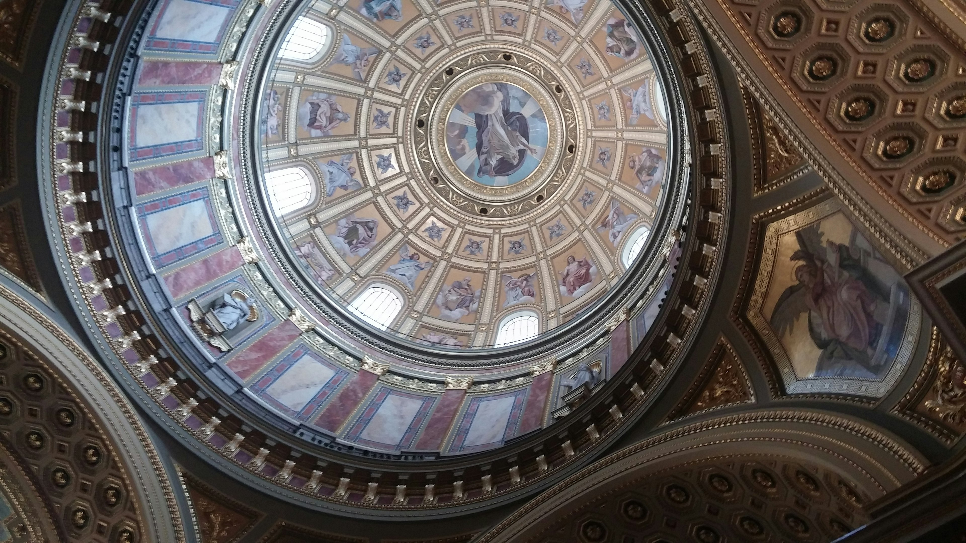 Vista interior de una cúpula bellamente decorada