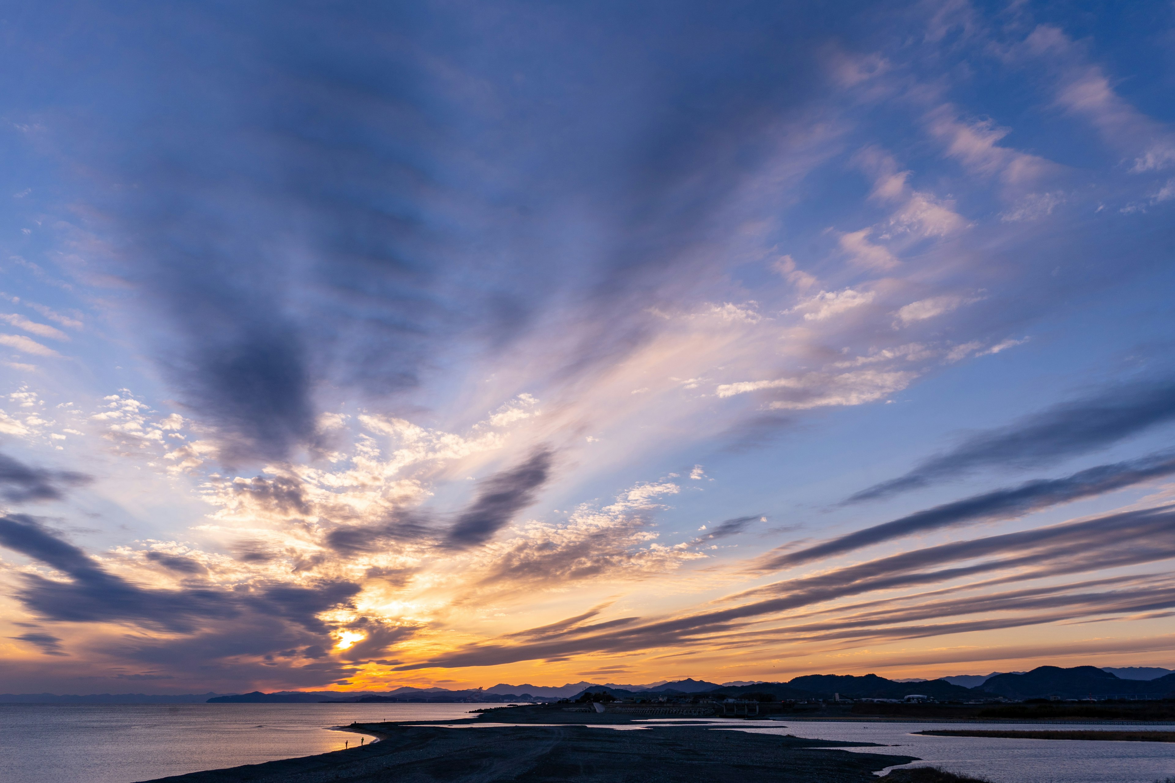 美しい夕暮れ時の空と雲のパターンが広がる風景