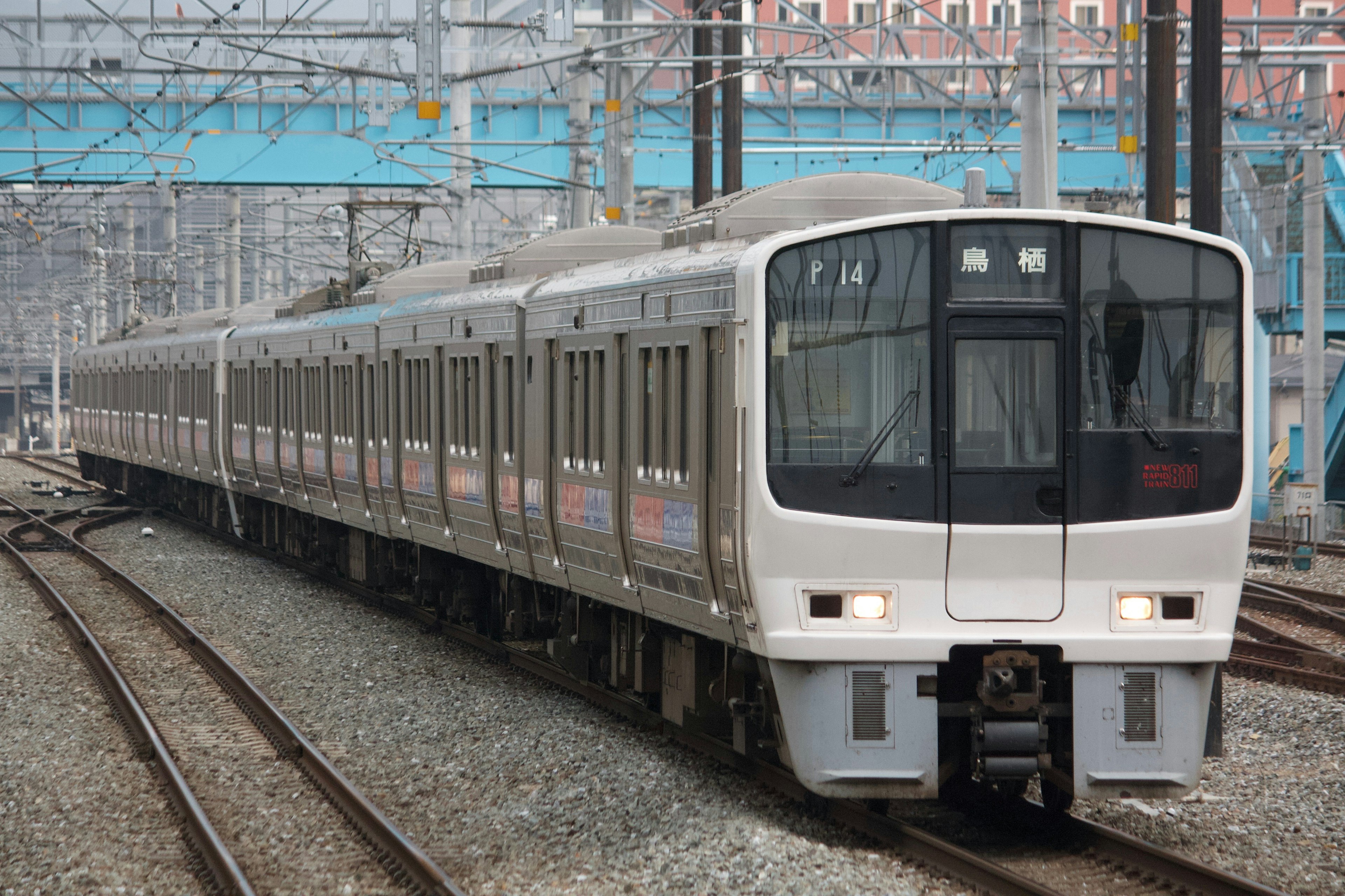 รถไฟบนรางที่มีการออกแบบทันสมัย