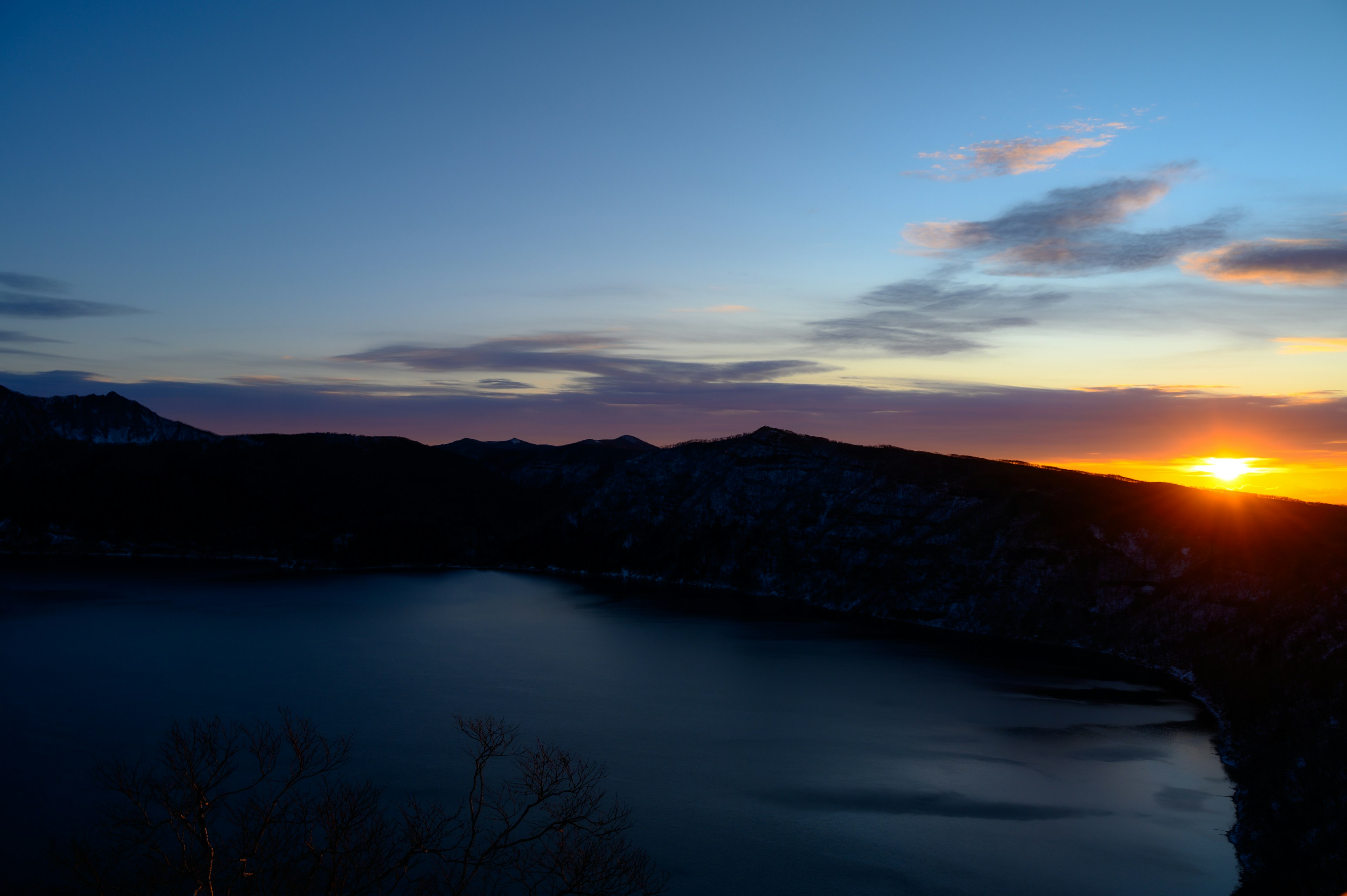 美しい夕日が湖の上に沈む風景