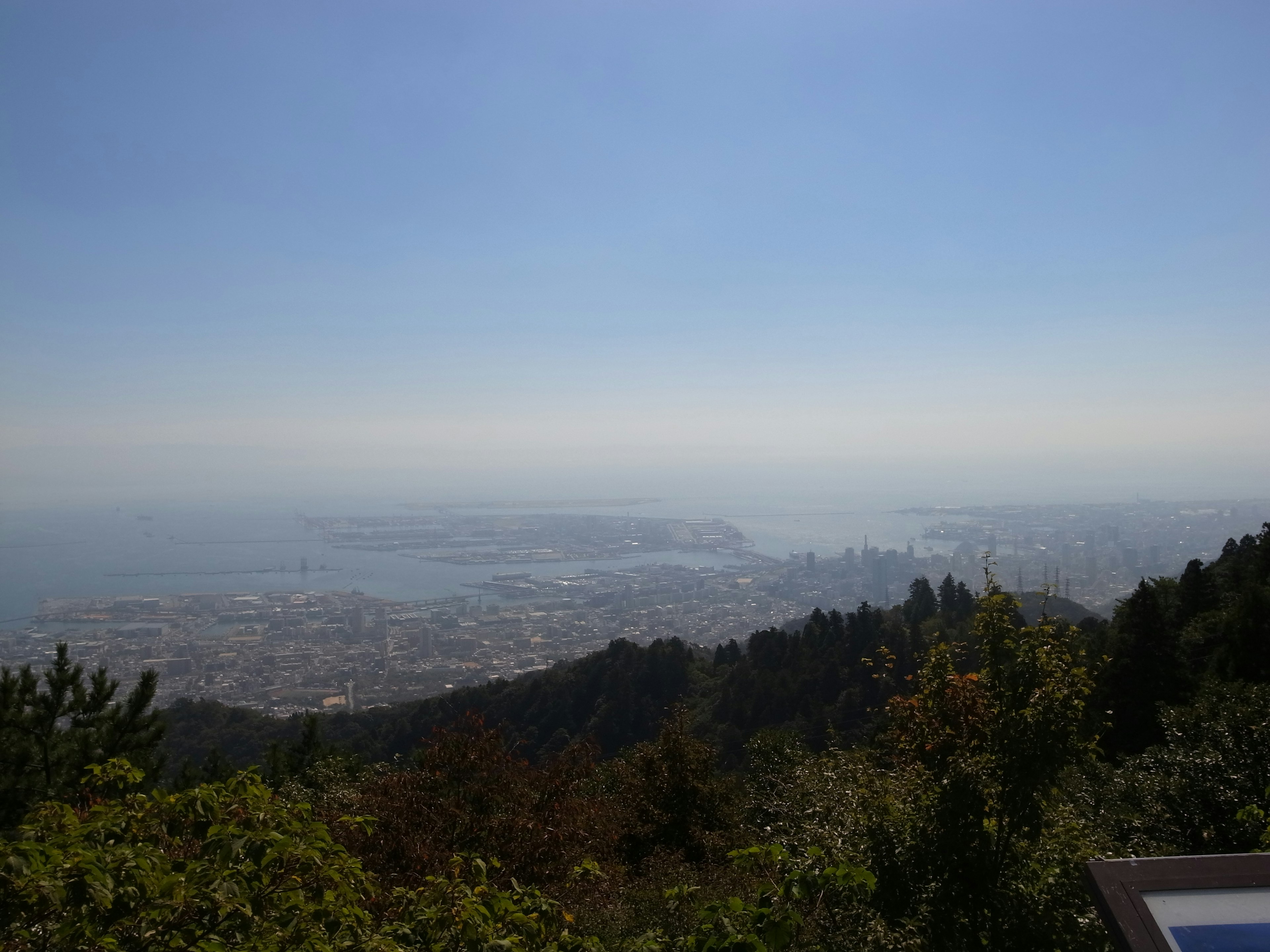 从高处俯瞰海洋和城市的景色