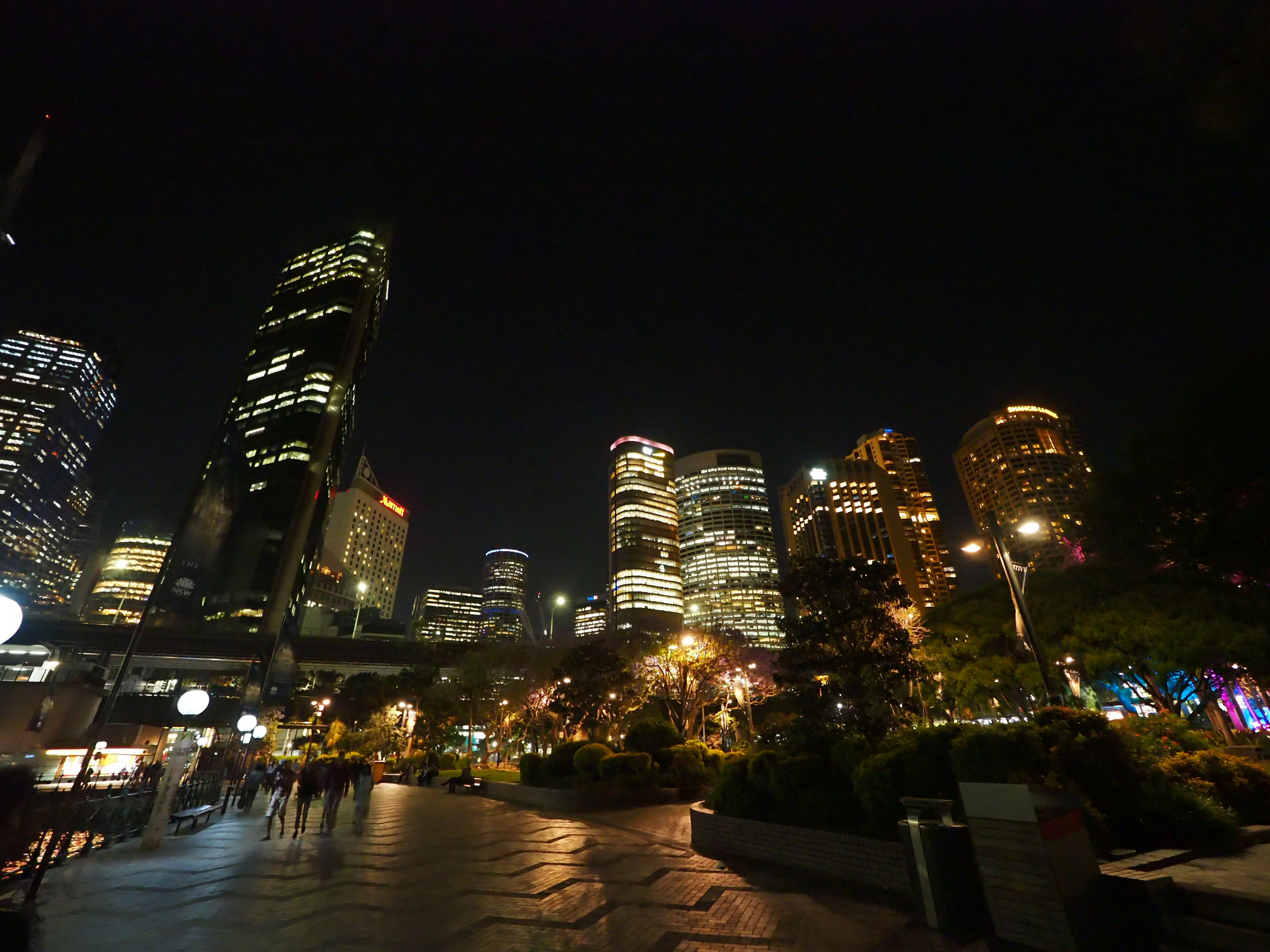 Bellissimo paesaggio urbano notturno con grattacieli e luci vivaci