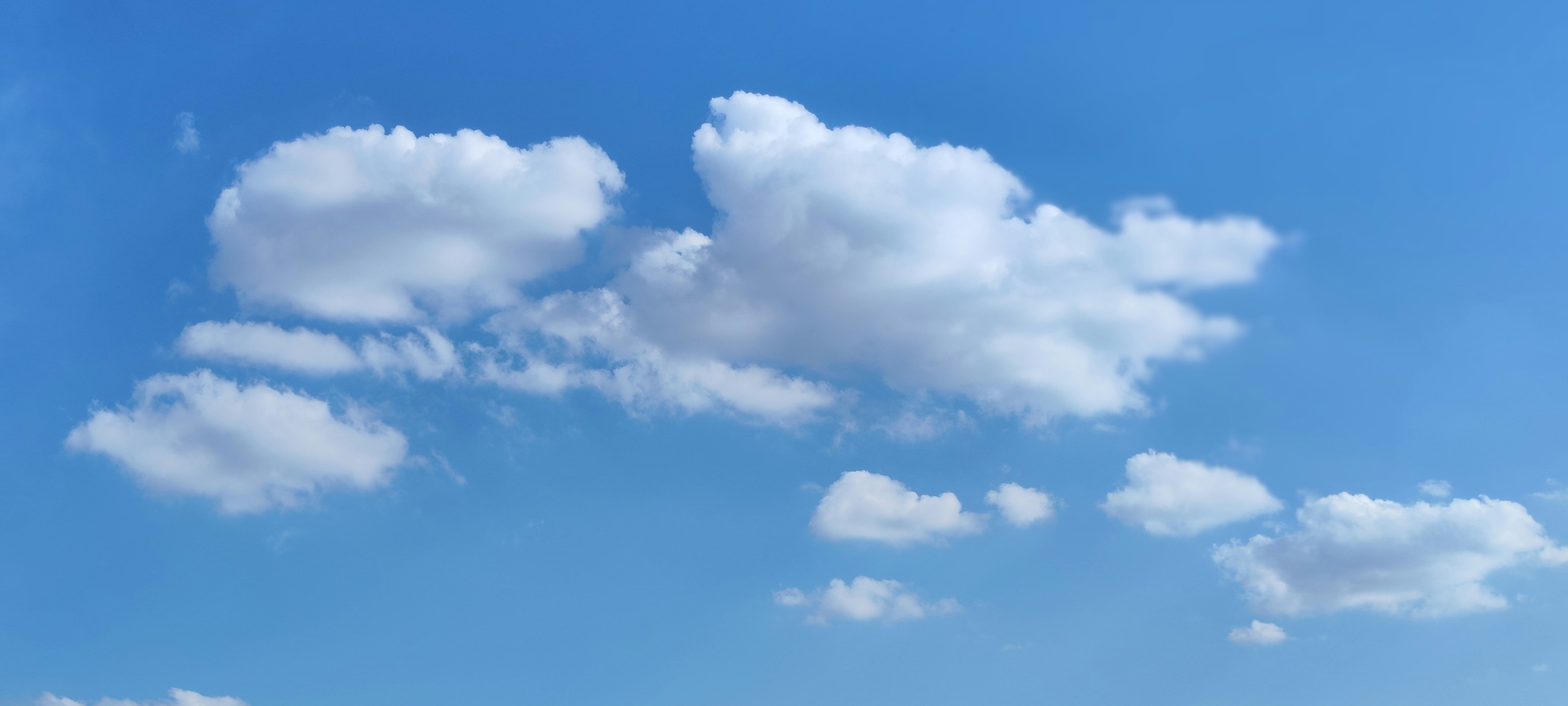 Nuvole bianche soffici sparse in un cielo azzurro