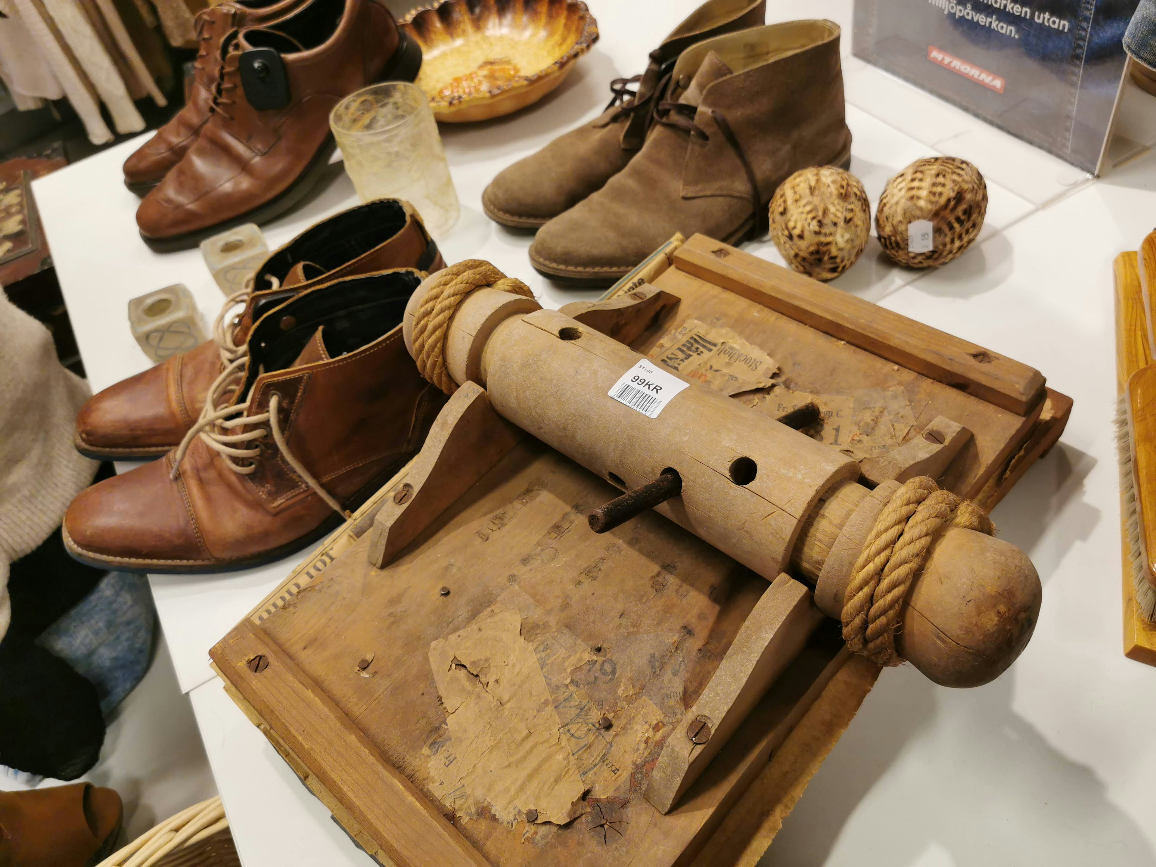 Une table présentant des outils en bois et diverses chaussures