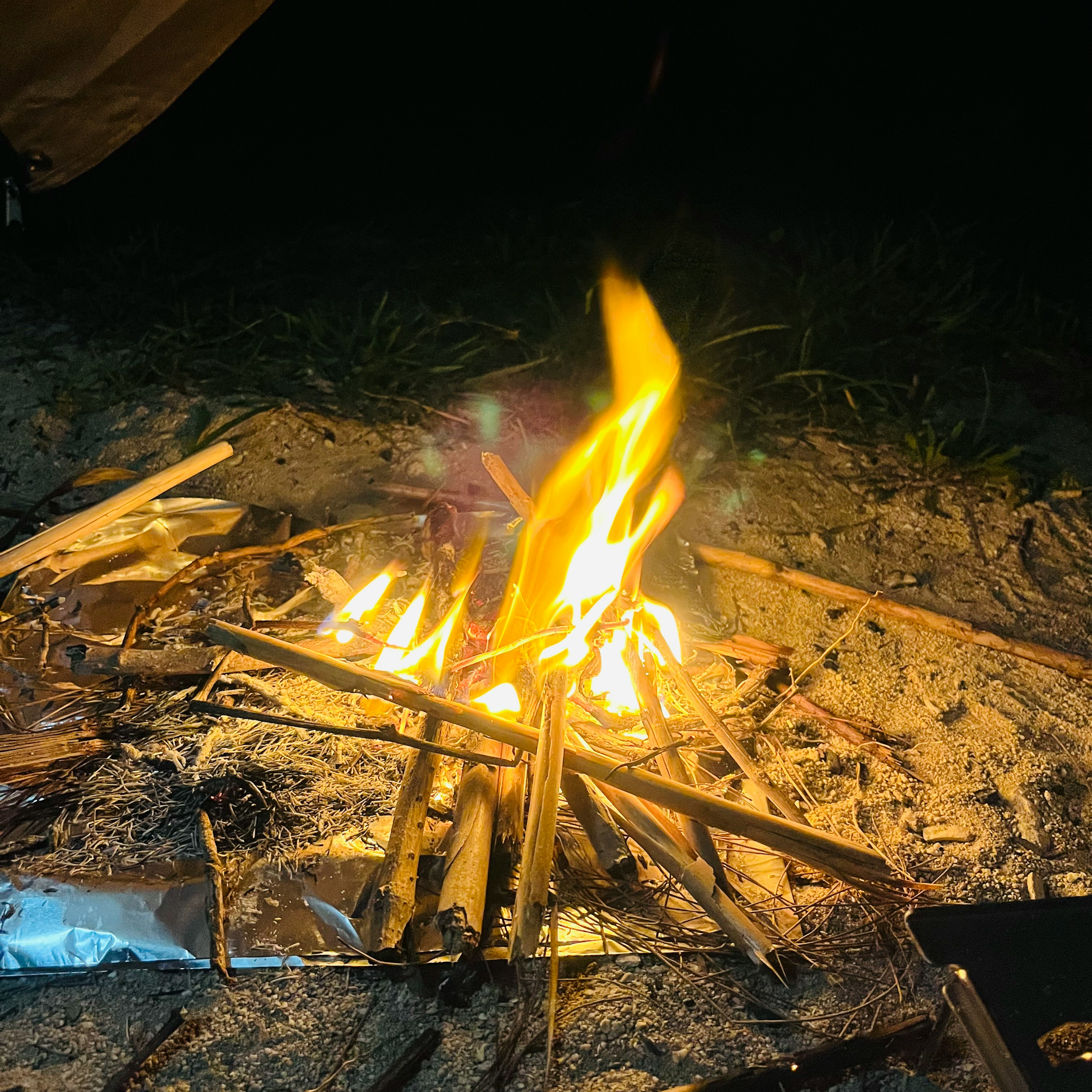 Lagerfeuerflammen flackern in der Nacht