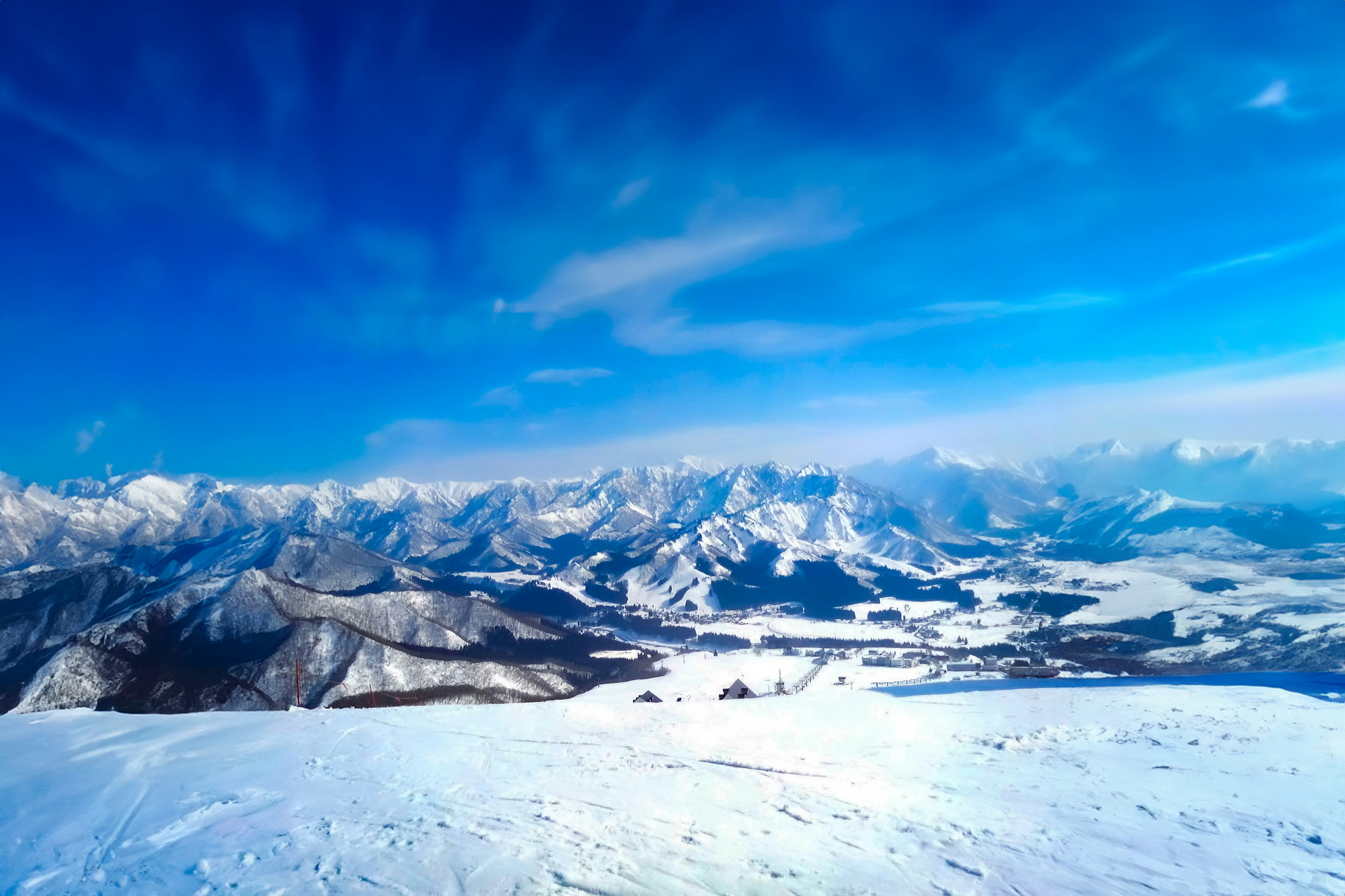 Schneebedeckte Berge unter einem strahlend blauen Himmel