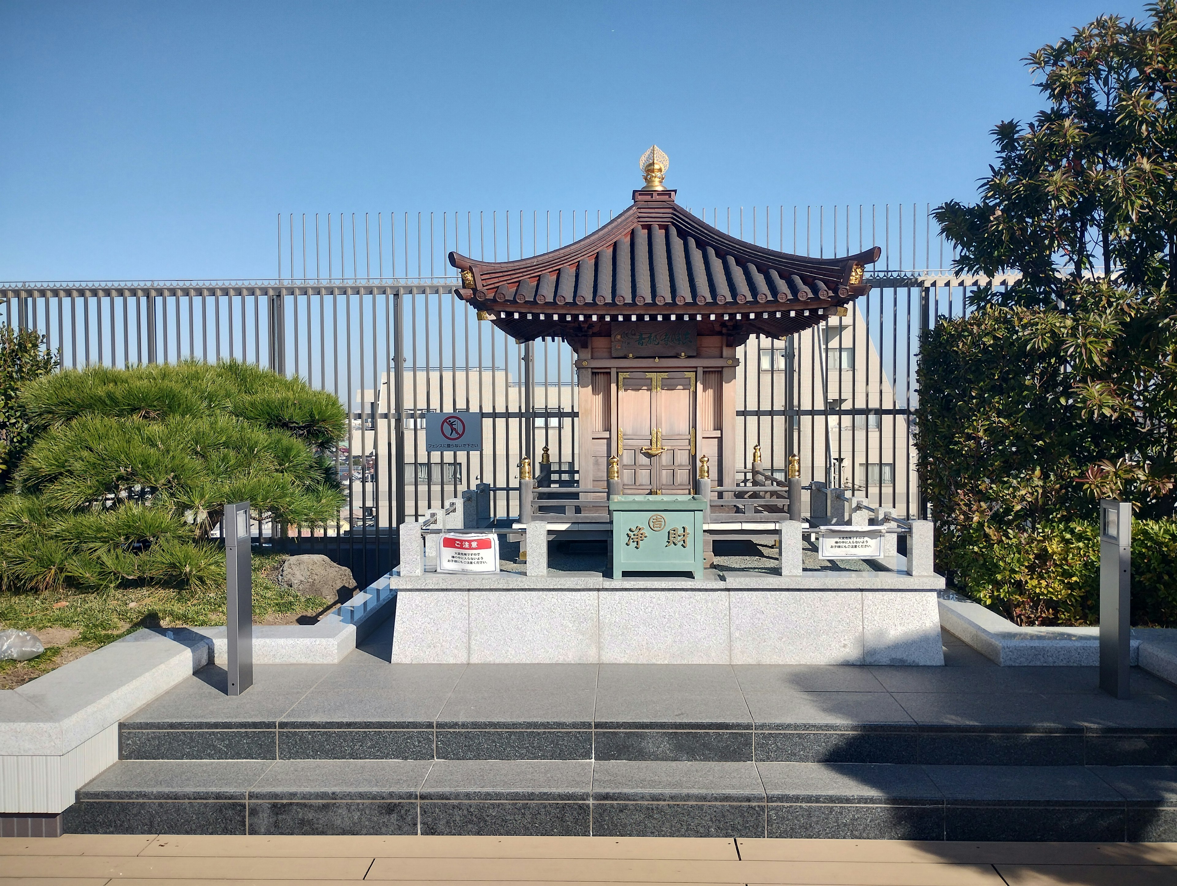 Scena di edificio tradizionale e giardino al tempio Gokoku-ji