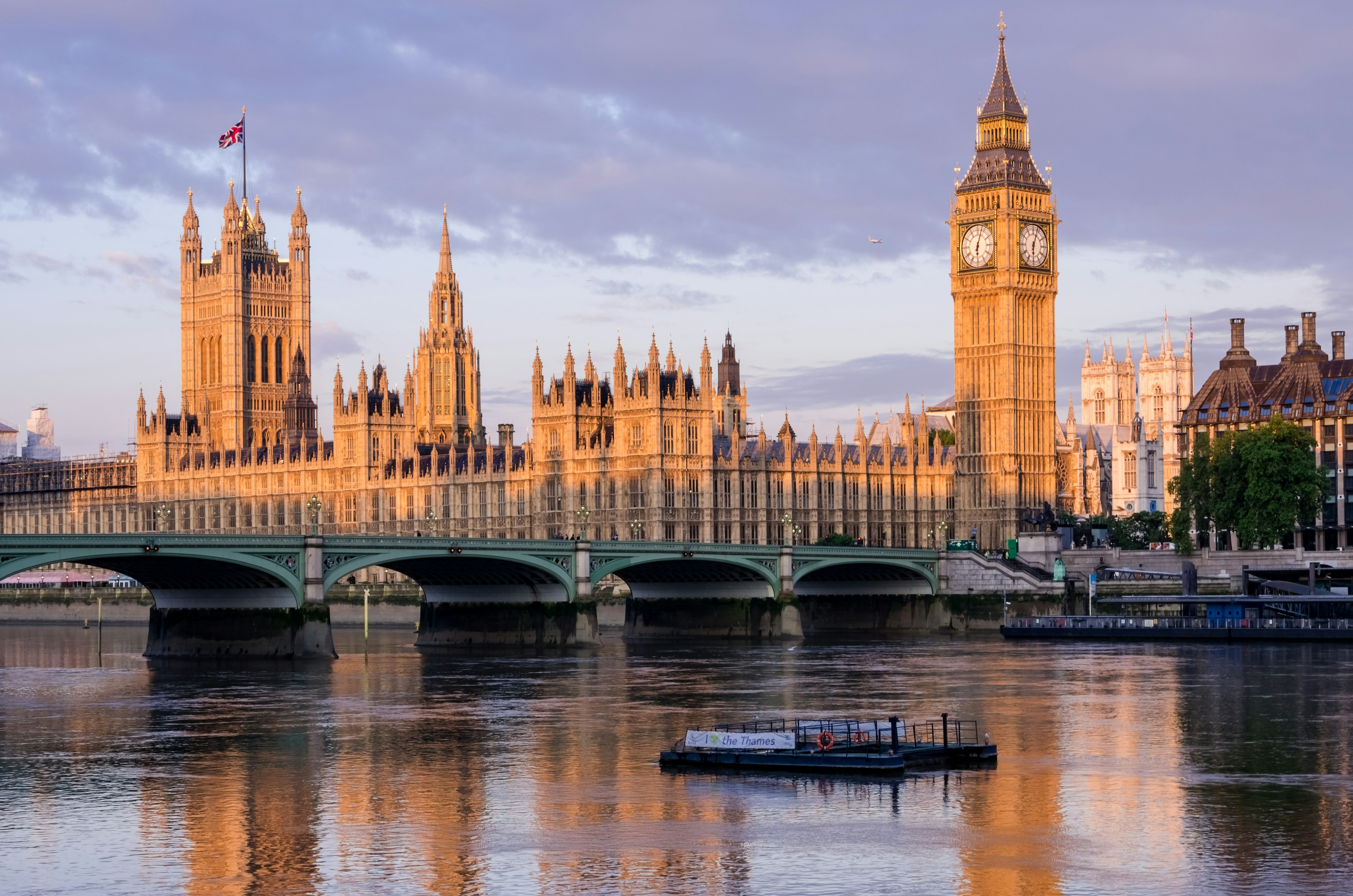 ロンドンのビッグベンと国会議事堂の夕焼けの風景