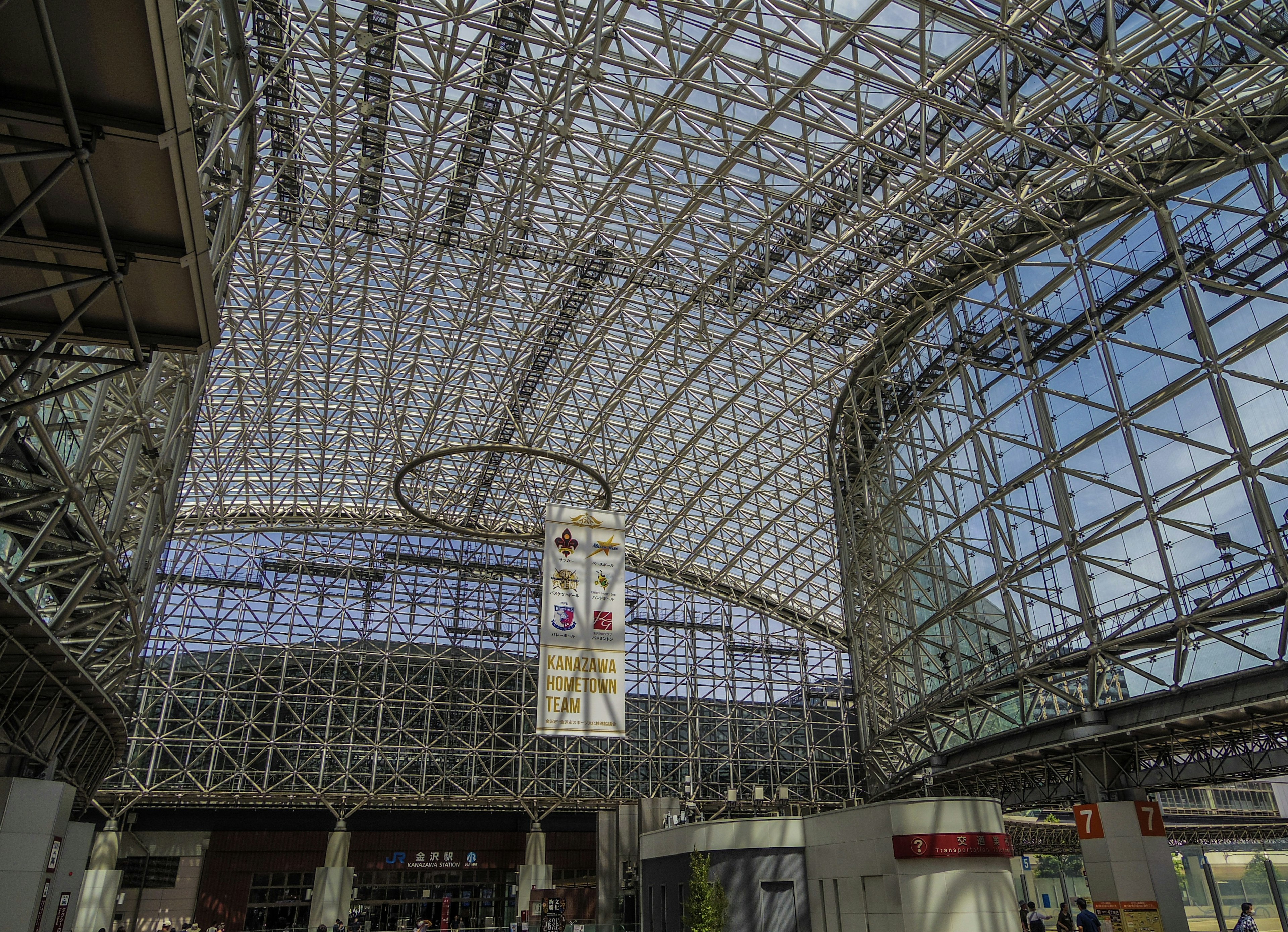 Interior de un edificio moderno con una impresionante estructura de vidrio y acero