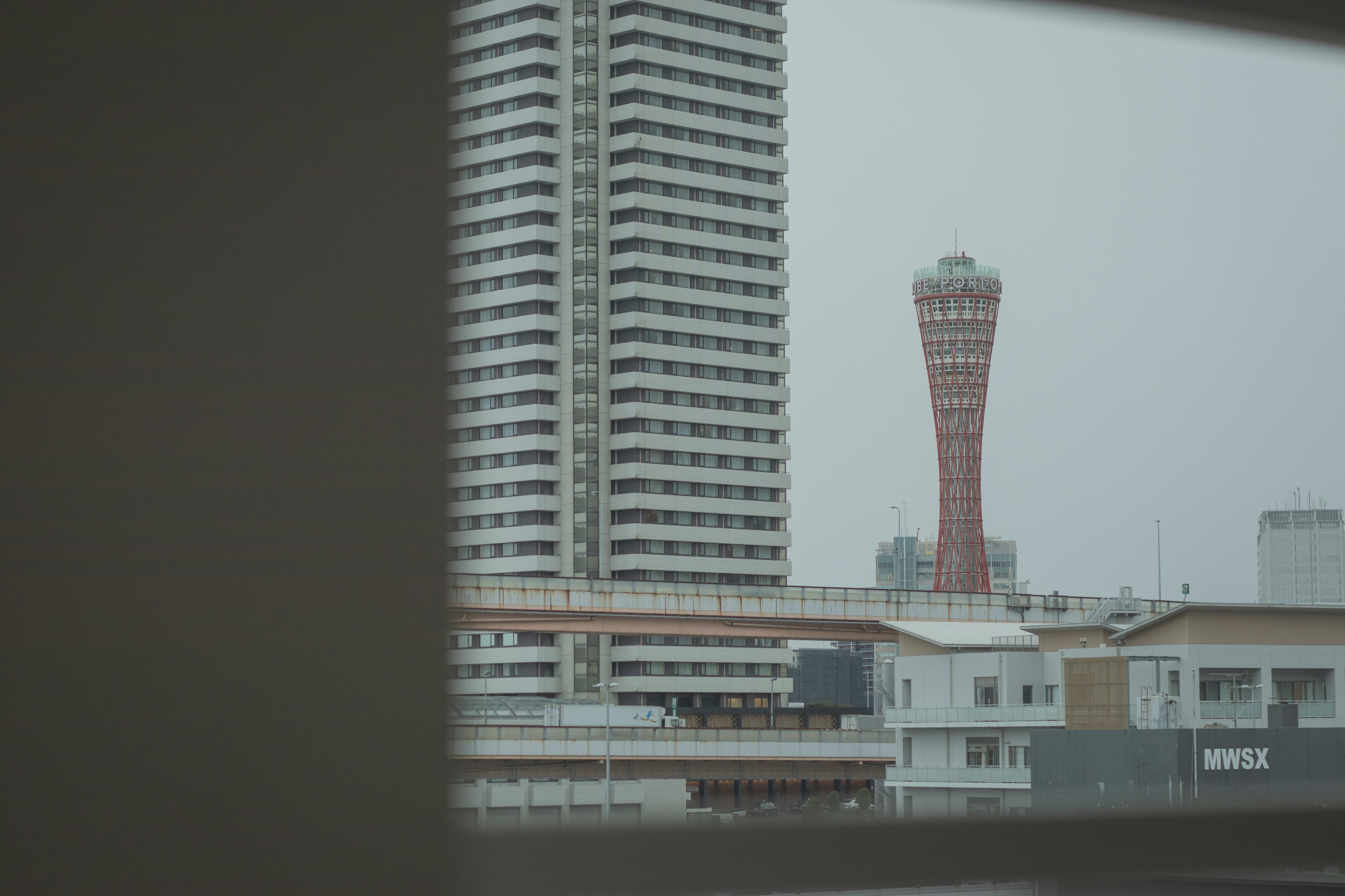 高層ビルと赤いタワーの風景