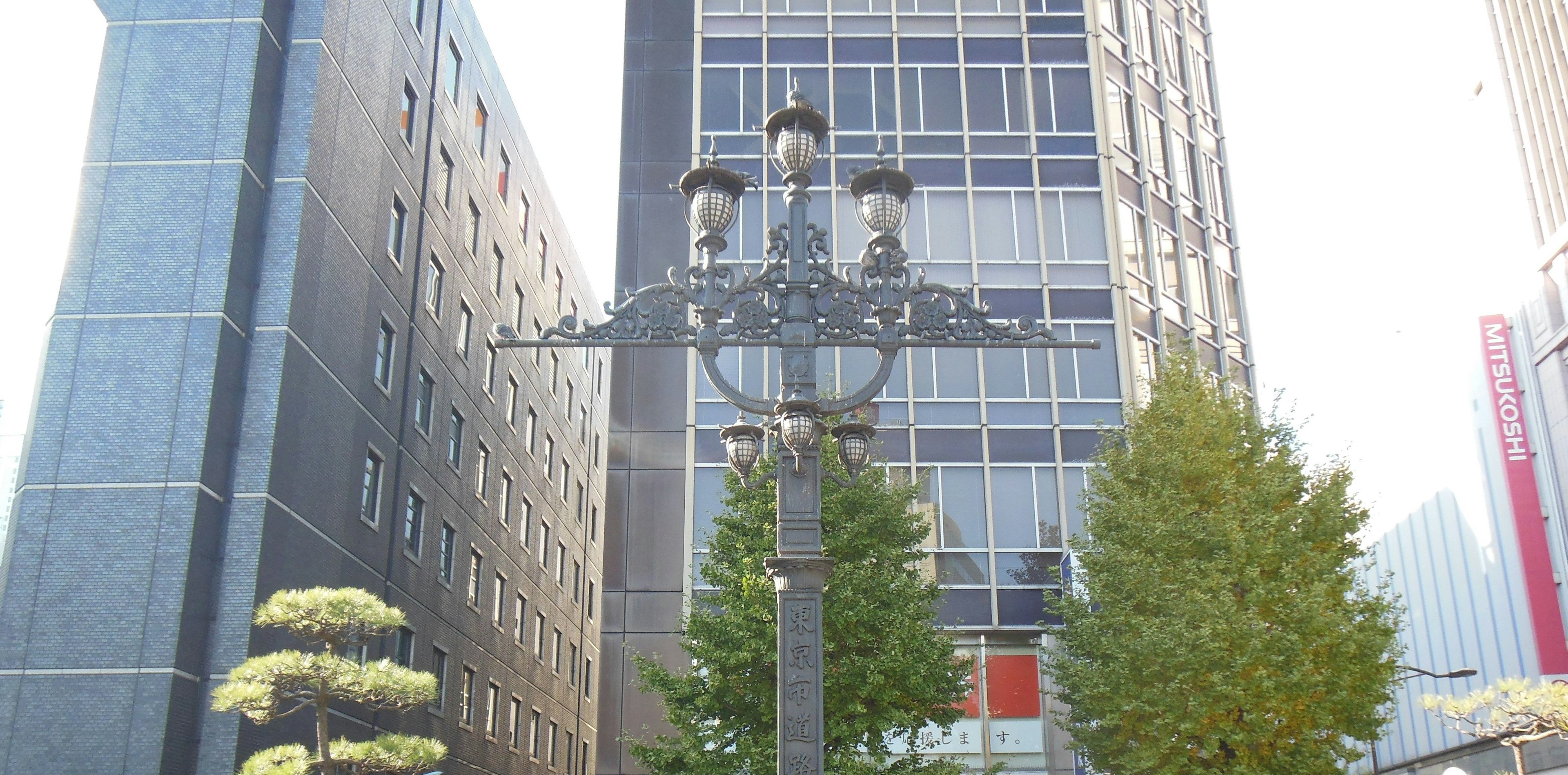 高層ビルと街路灯がある都市の風景