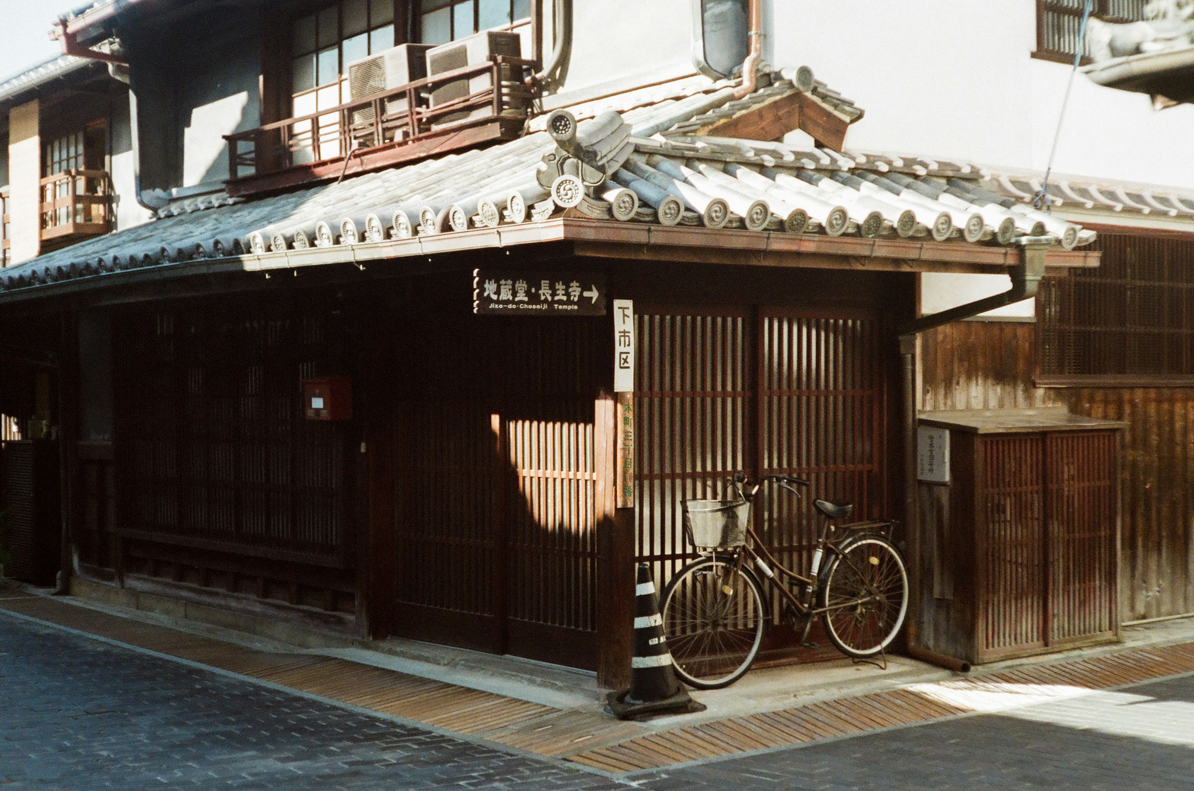 伝統的な日本家屋と自転車が並ぶ風景