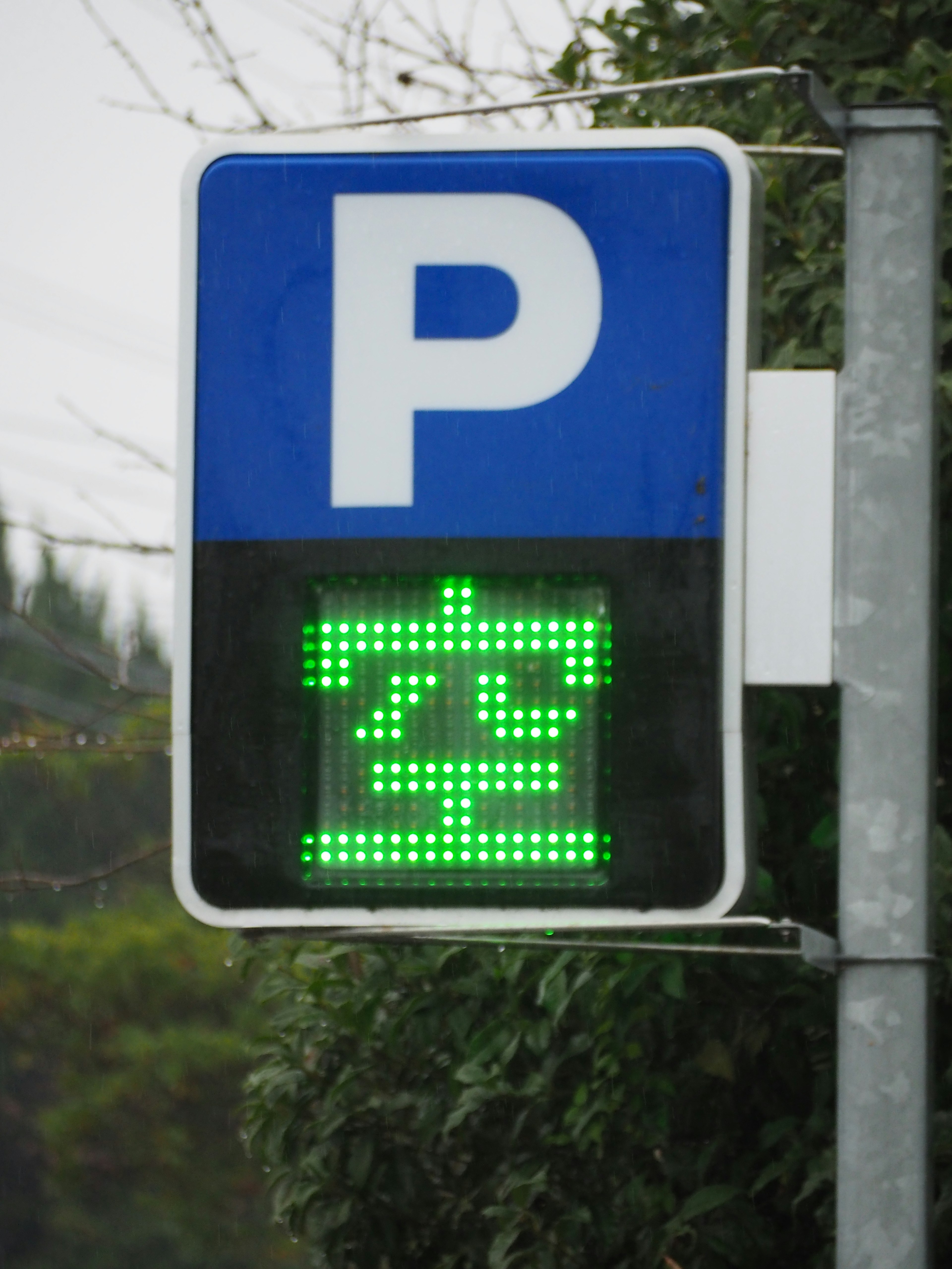 緑色の空の表示がある駐車場の看板