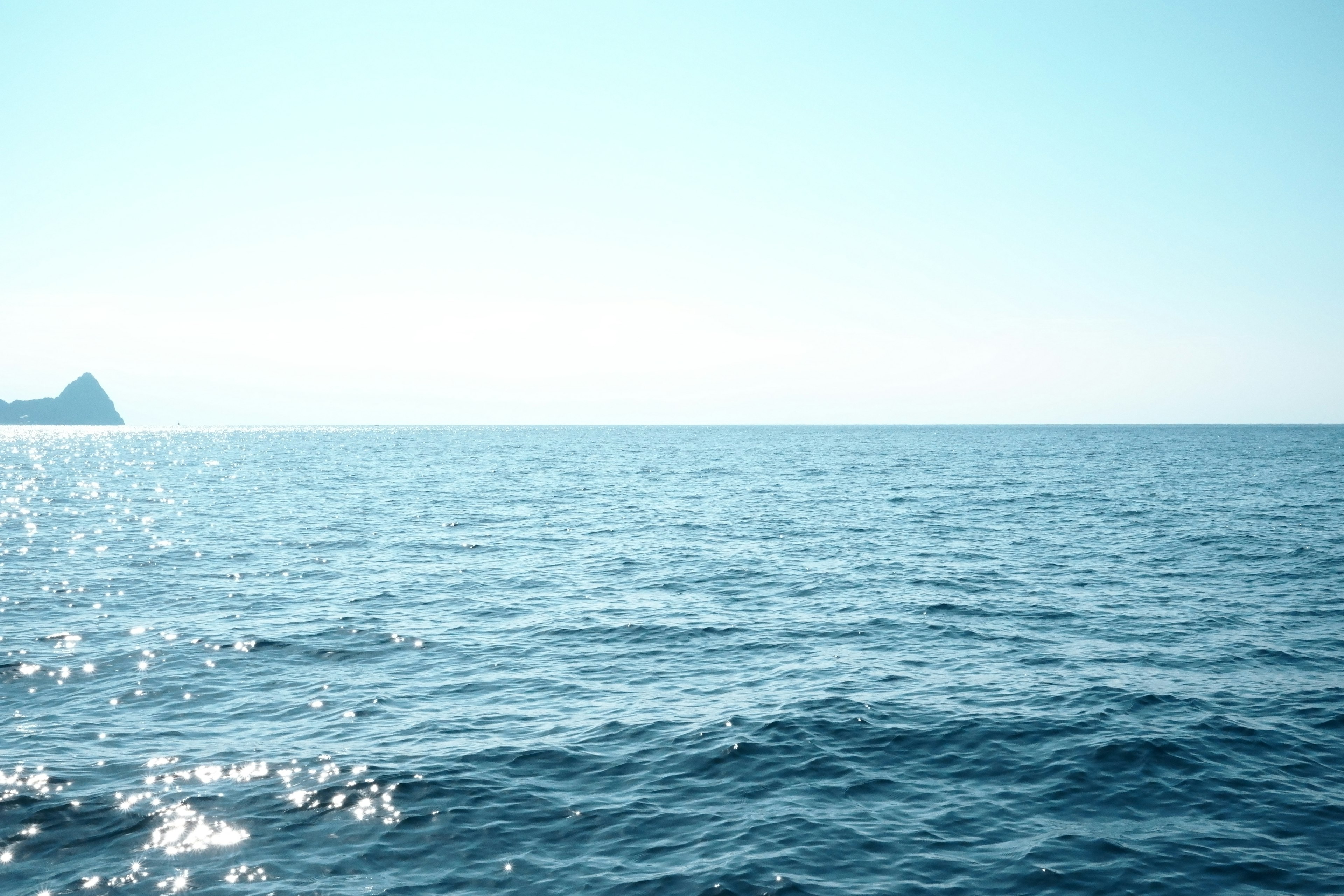 Mer calme avec un ciel bleu clair