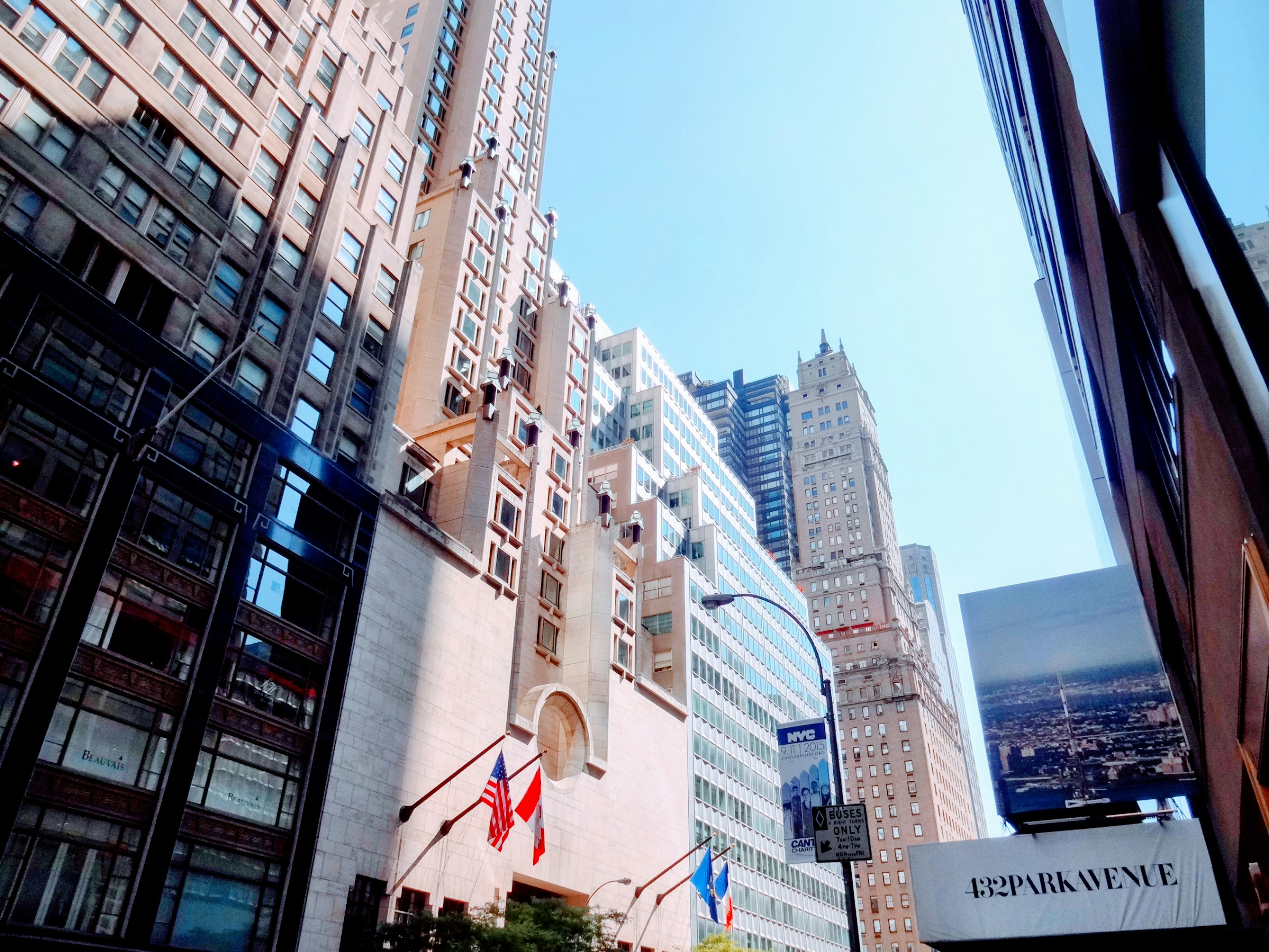 Vue de rue de la ville avec des gratte-ciels et un ciel bleu clair