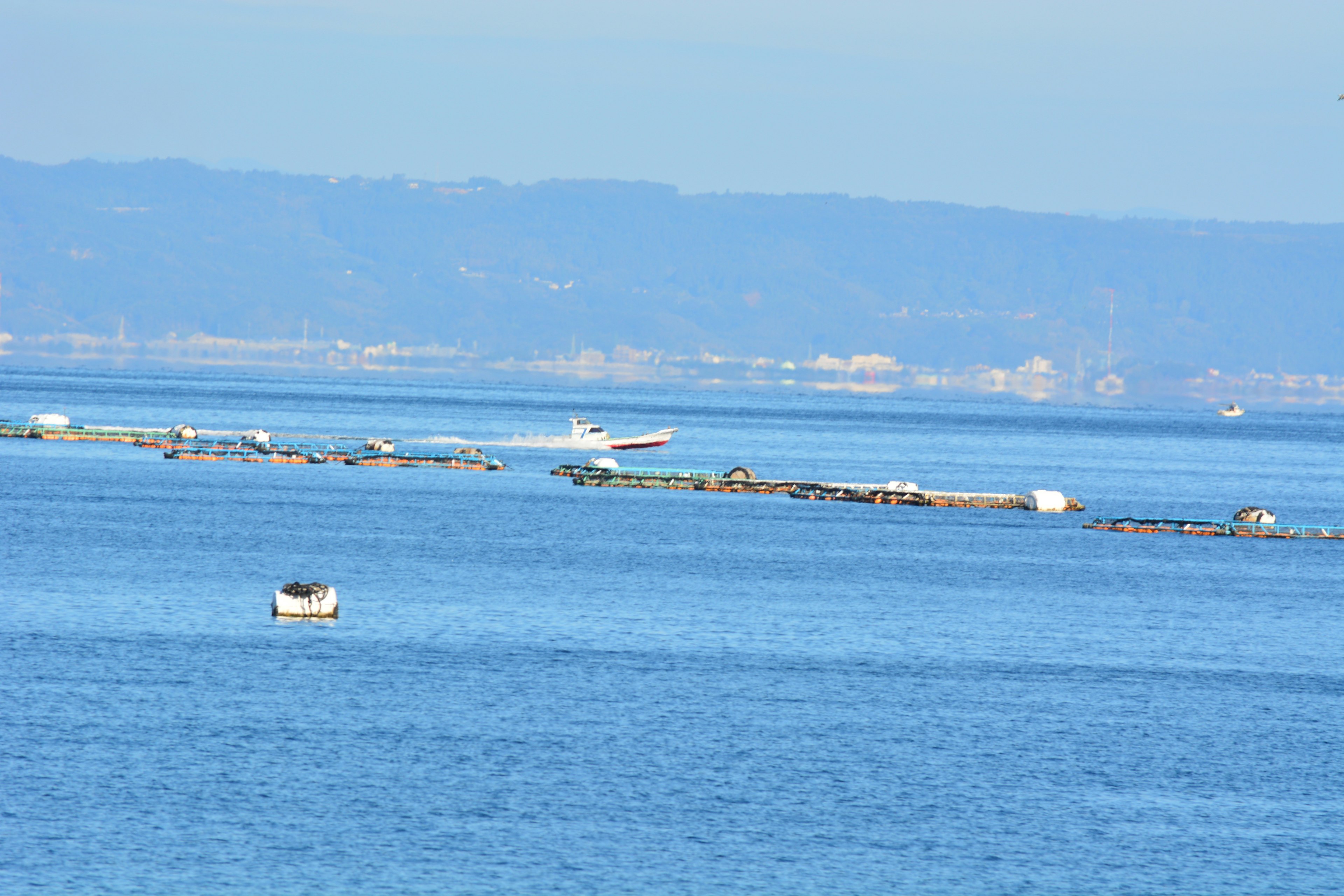 ทิวทัศน์ของมหาสมุทรสีน้ำเงินและเรือเล็ก