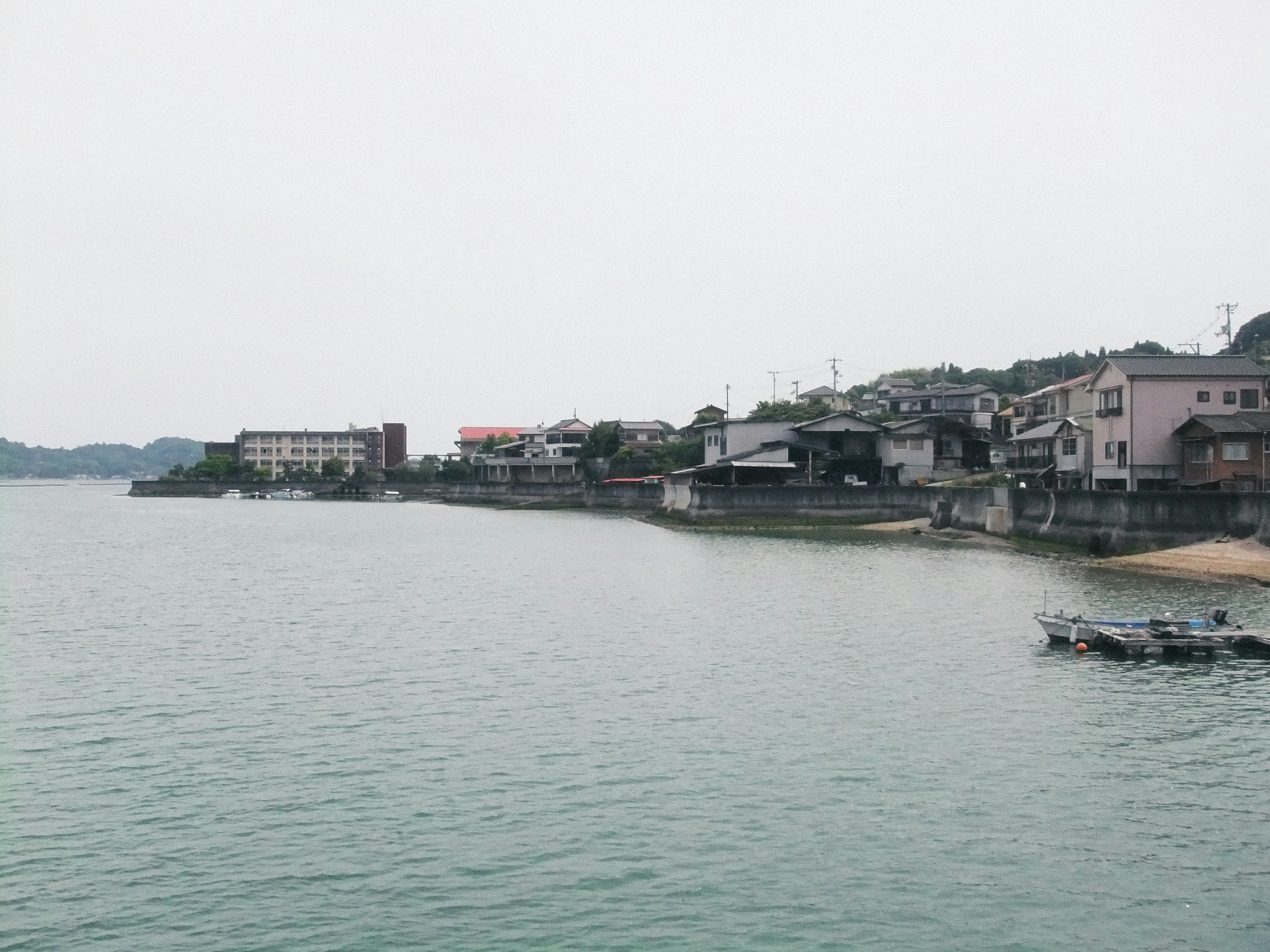 Vista panoramica di un'area residenziale lungo una riva calma