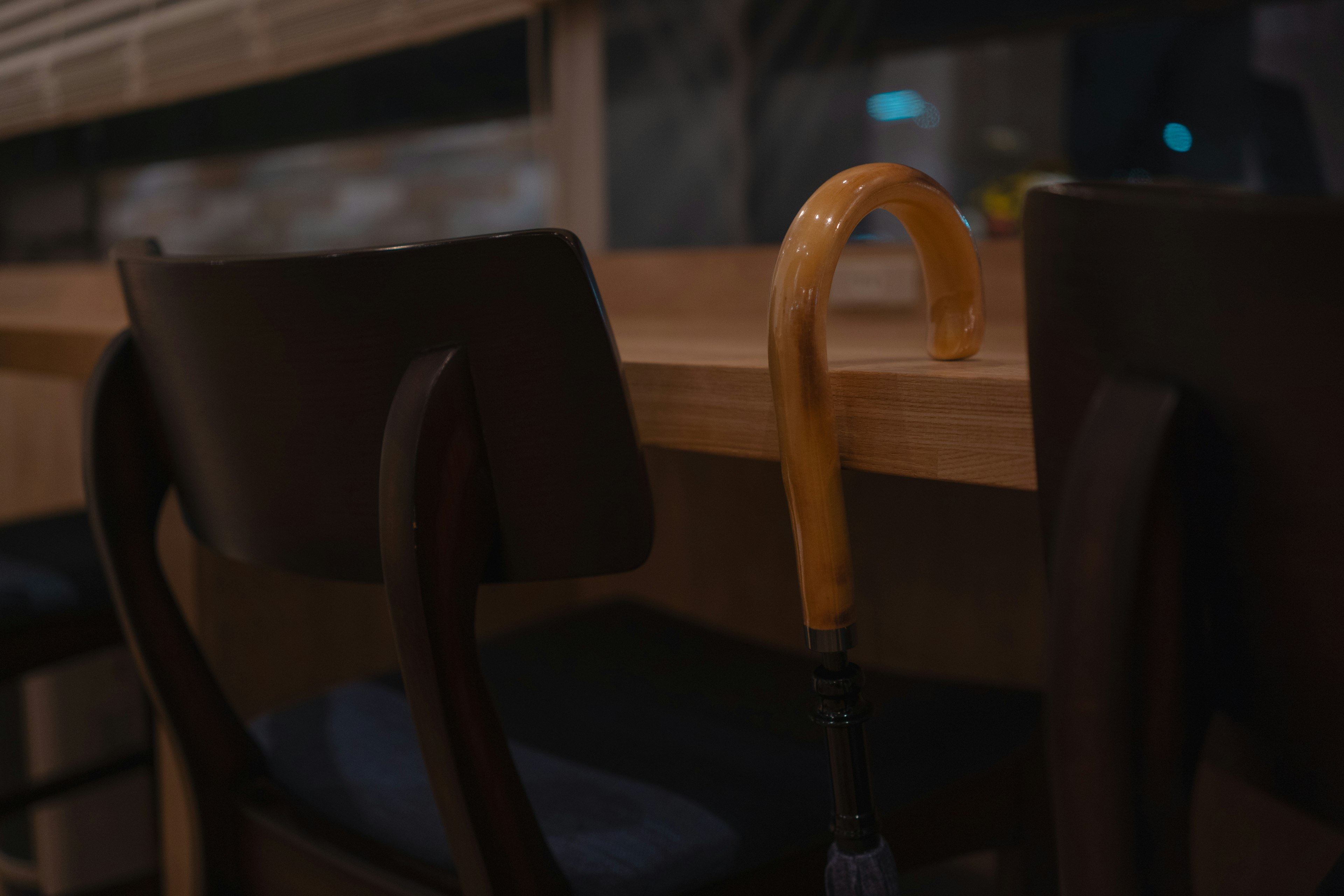 Ombrello di legno posizionato su un bancone di caffè