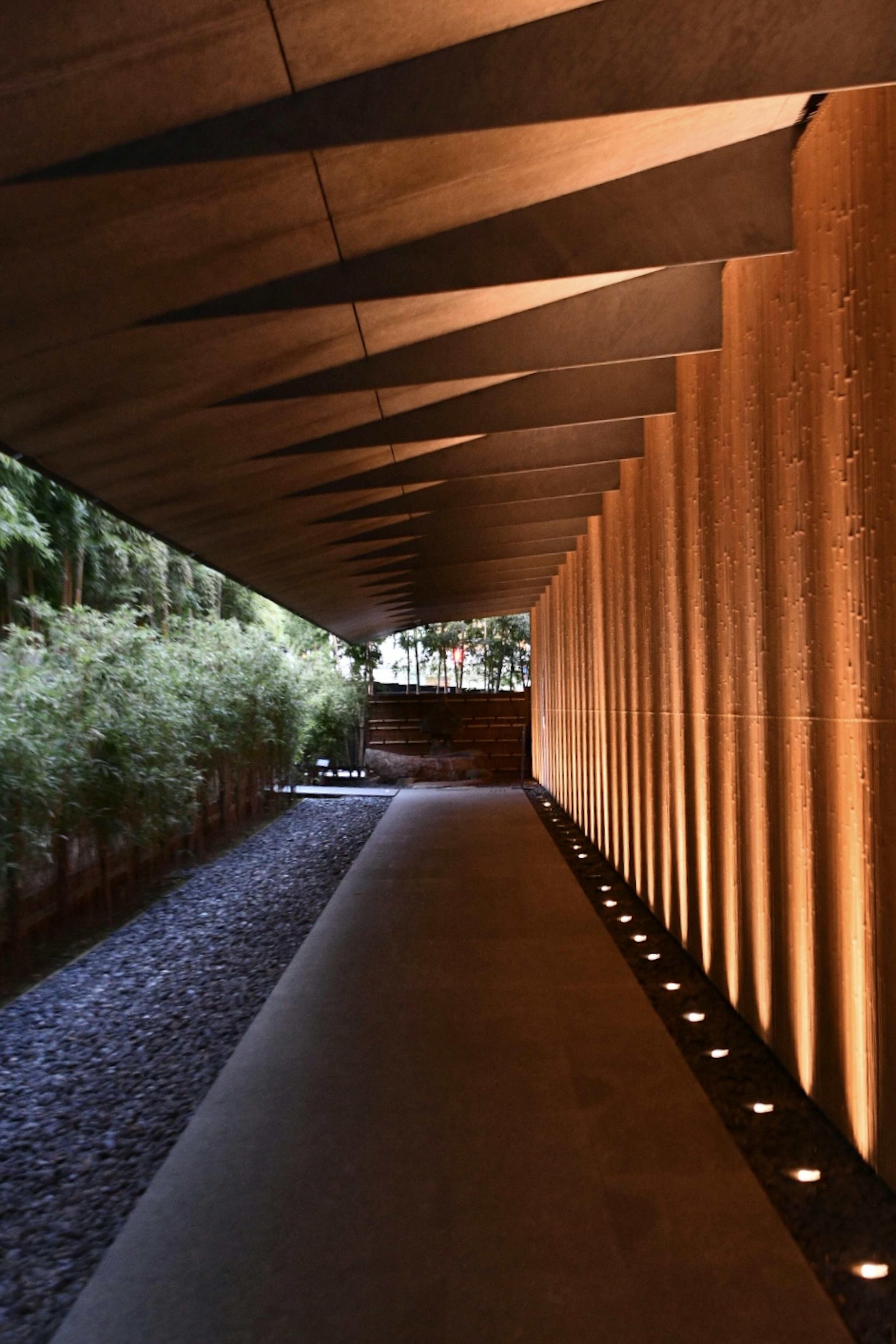 Corredor sereno con columnas alineadas y diseño de iluminación cálida