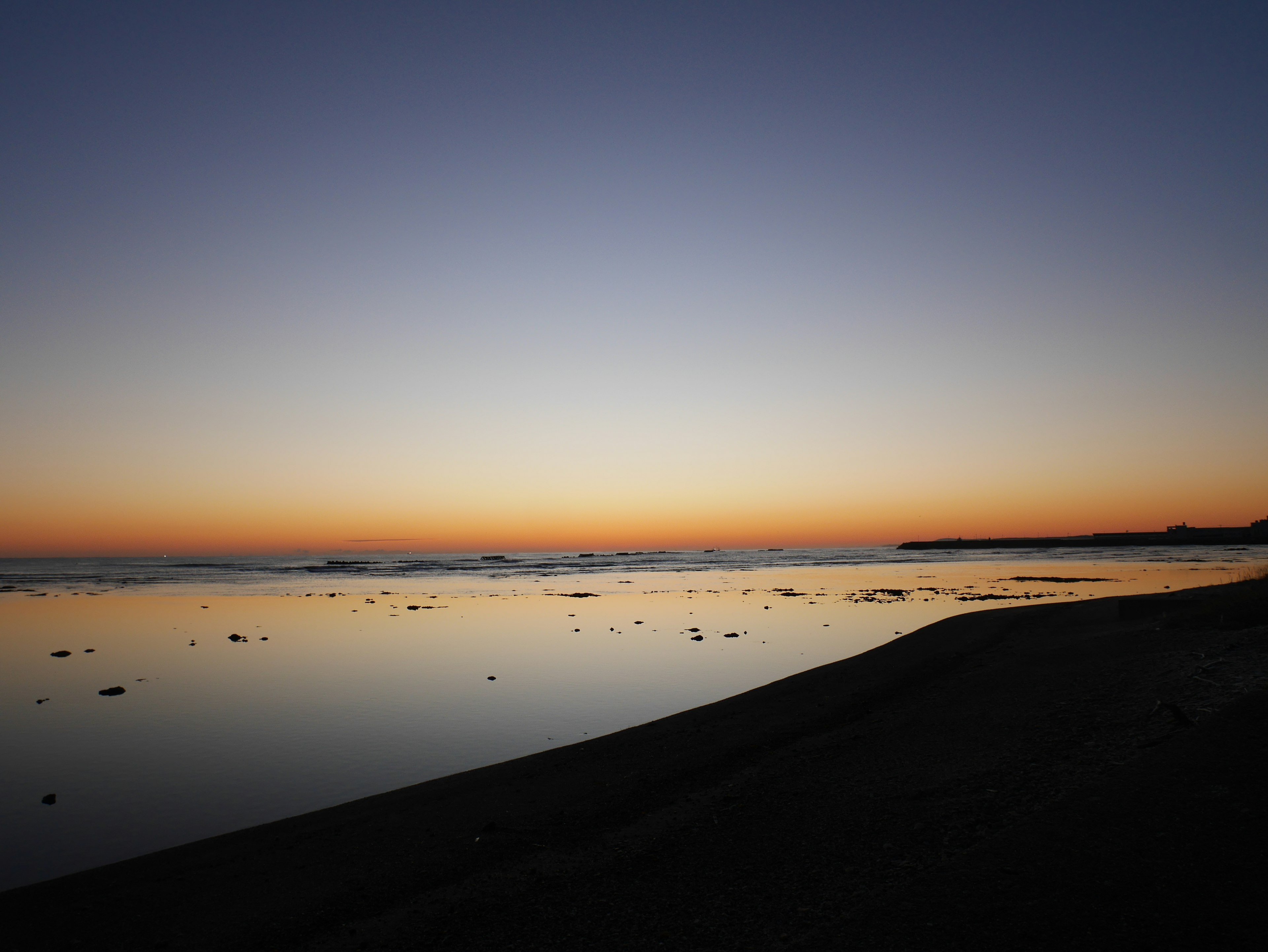 海と空のグラデーションが美しい夕暮れの風景