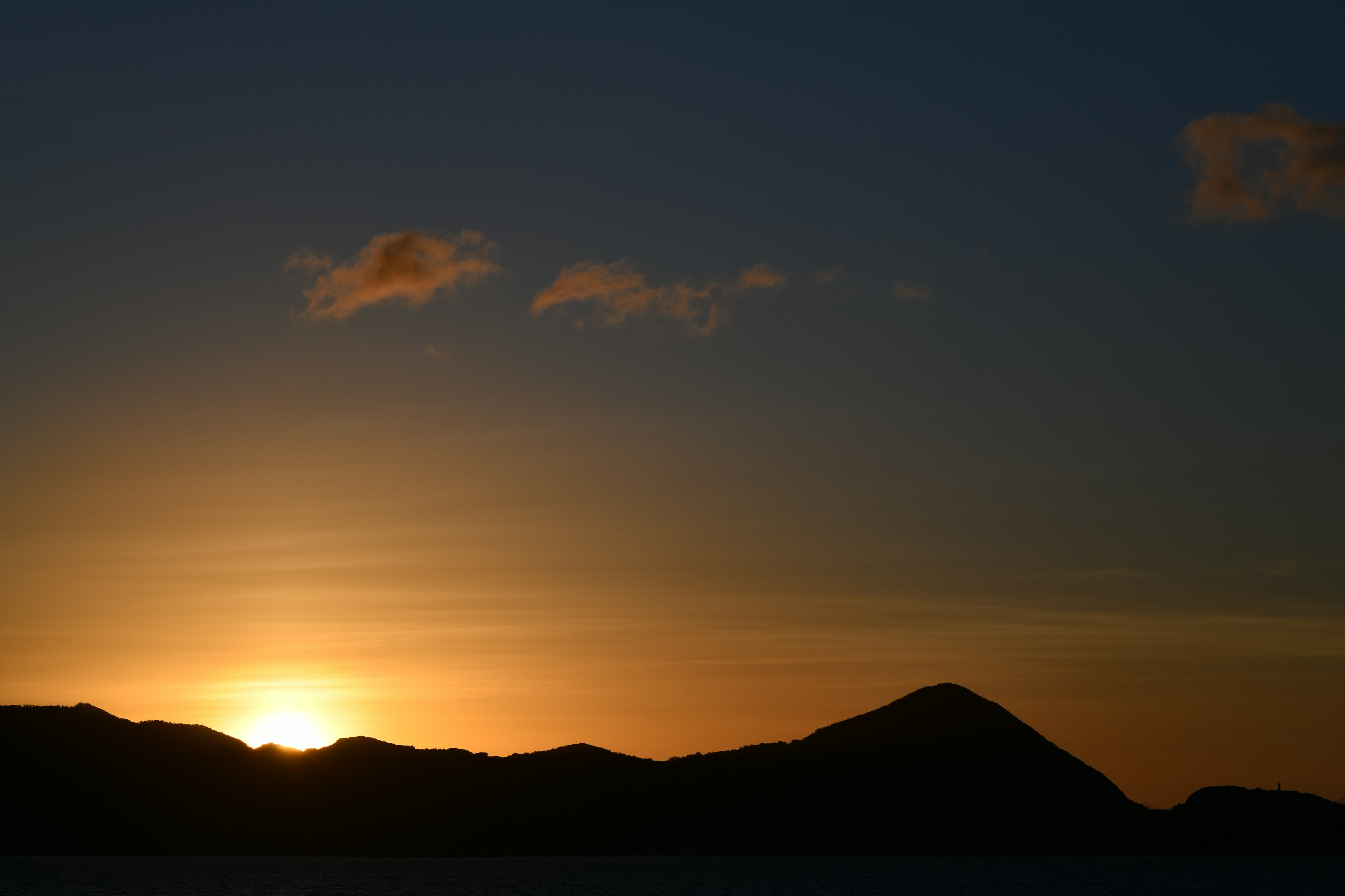 Magnifique paysage de coucher de soleil avec silhouette de montagne