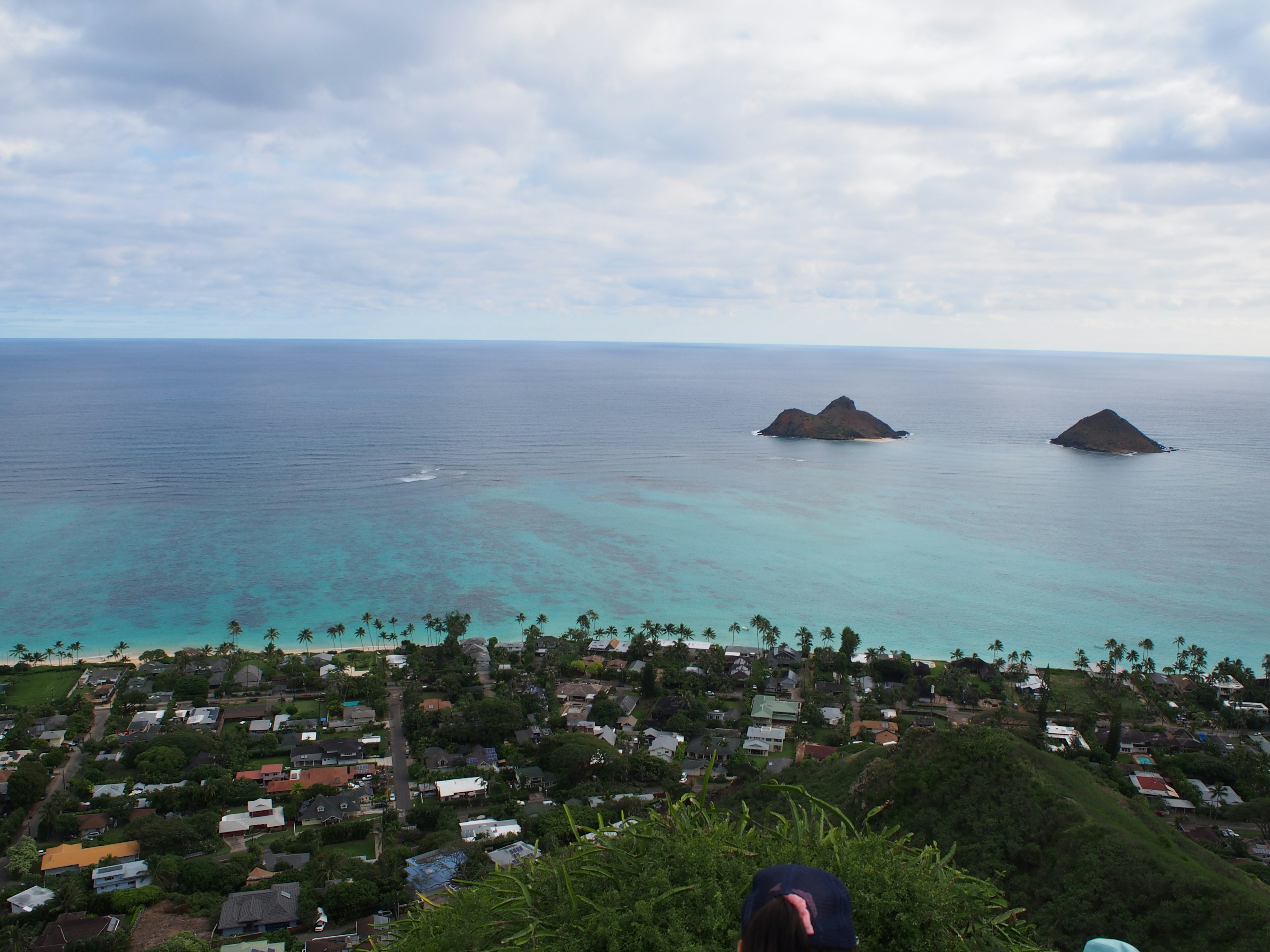 Panoramablick auf den Ozean und kleine Inseln