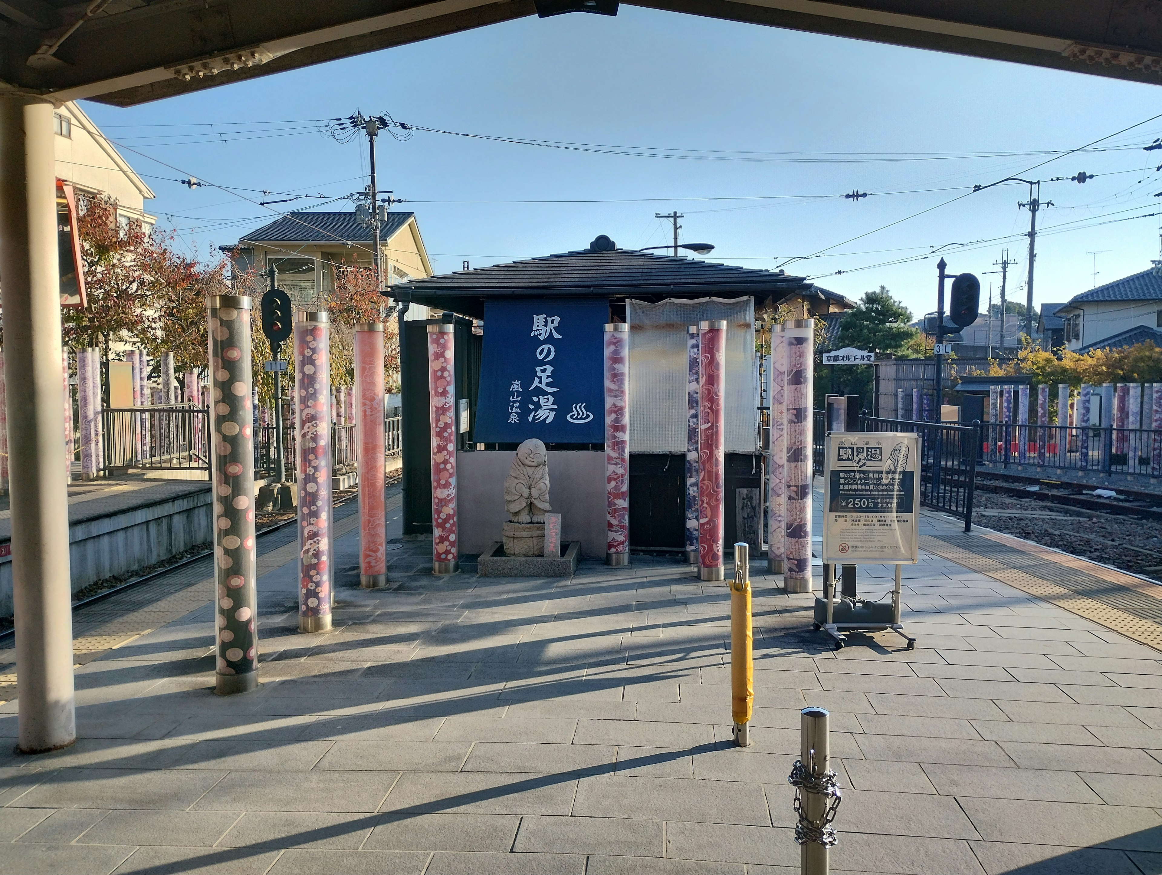 Traditionelle Hütte mit dekorativen Säulen an einem Bahnsteig