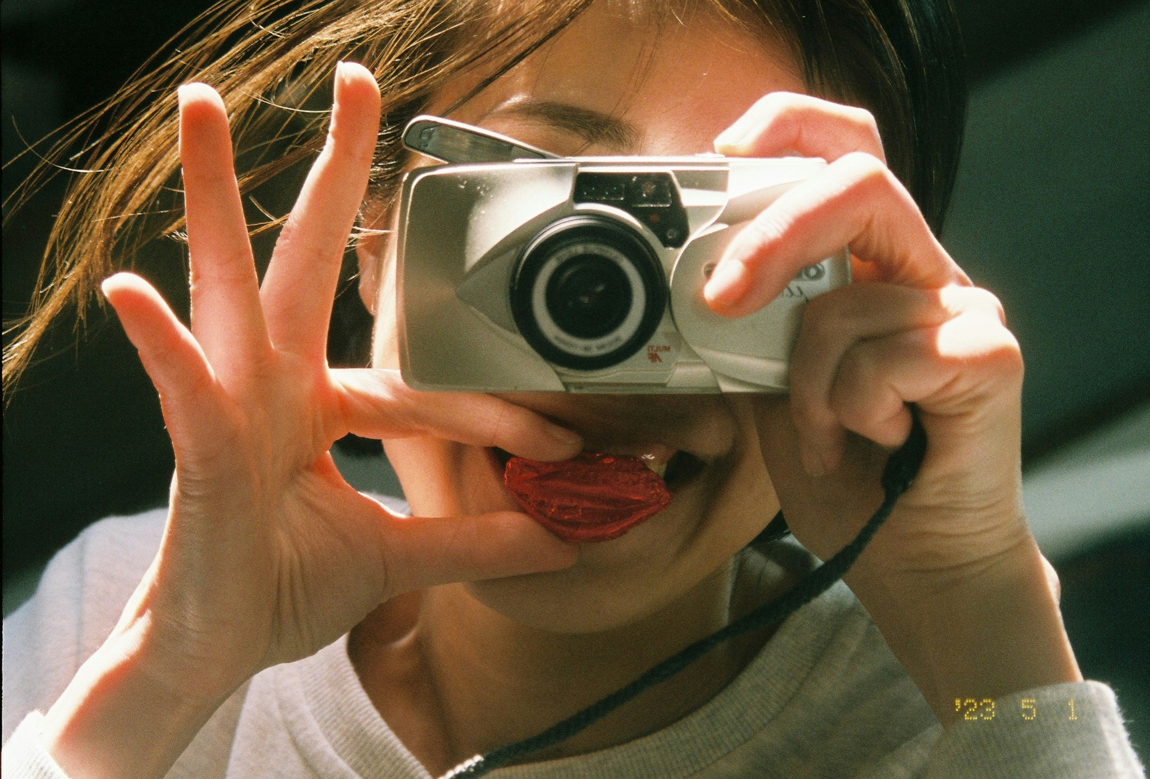 Une femme tenant un appareil photo tirant la langue