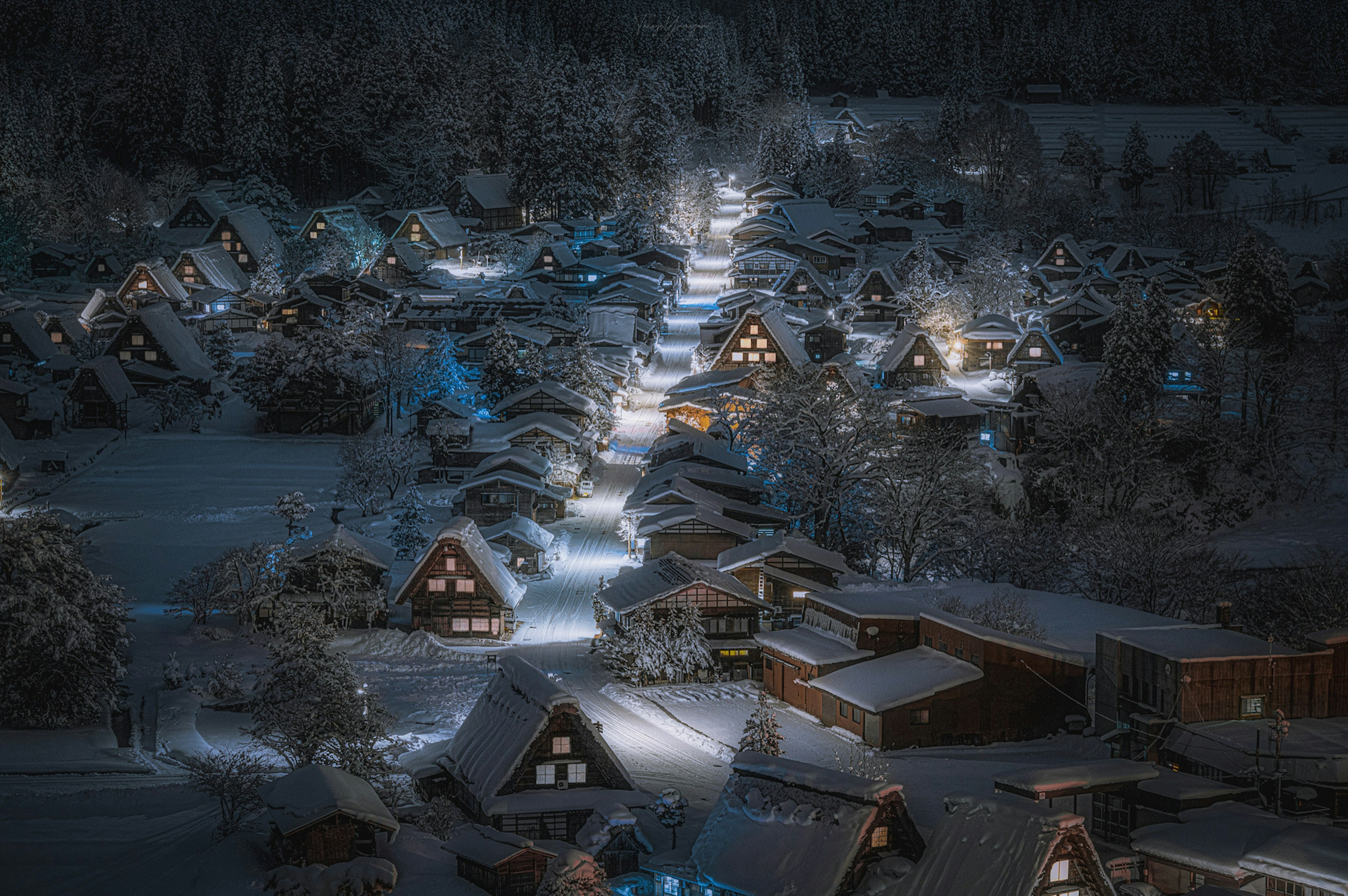 Villaggio coperto di neve di notte luci calde delle case e foresta serena