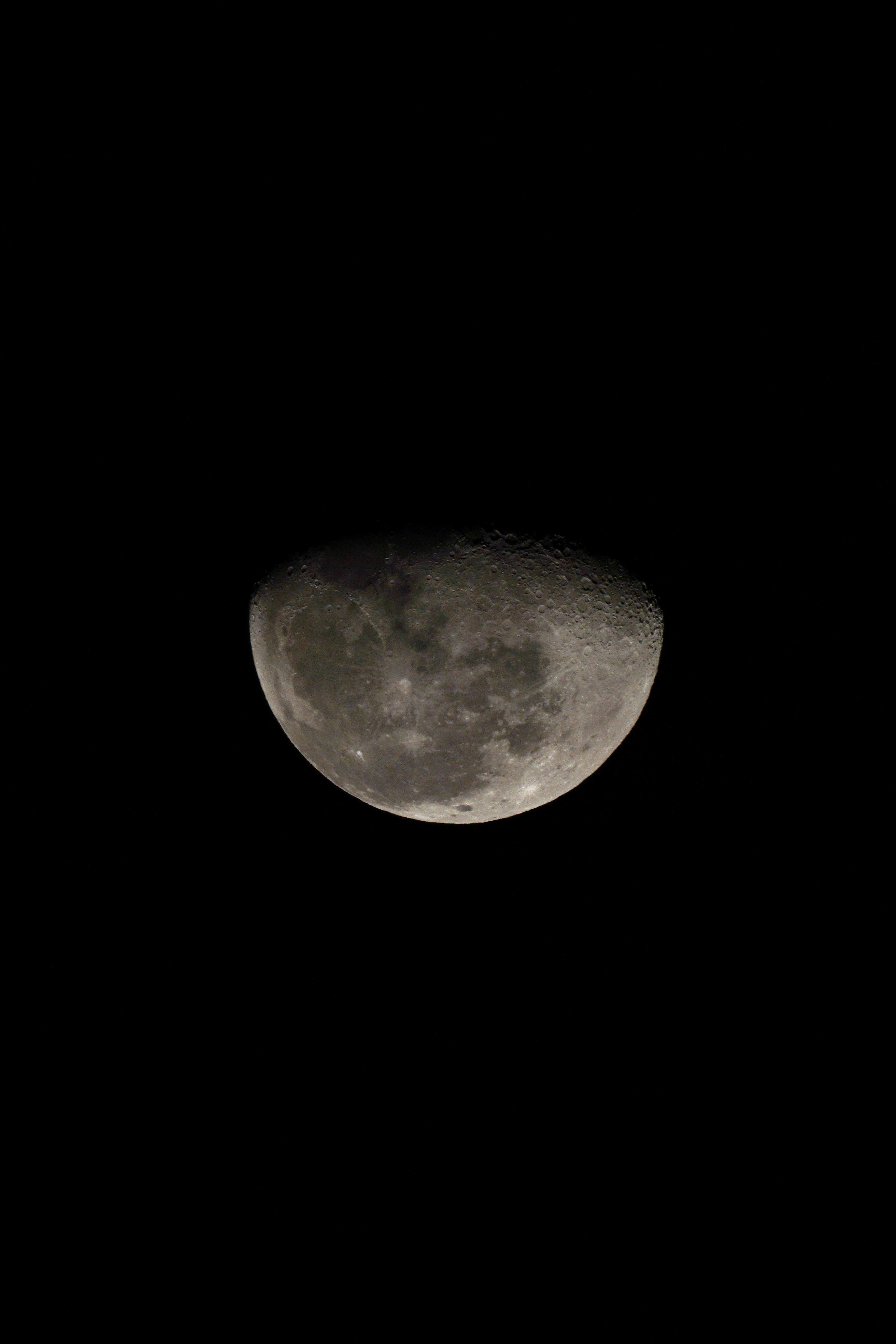 夜空中的半月和可見的隕石坑