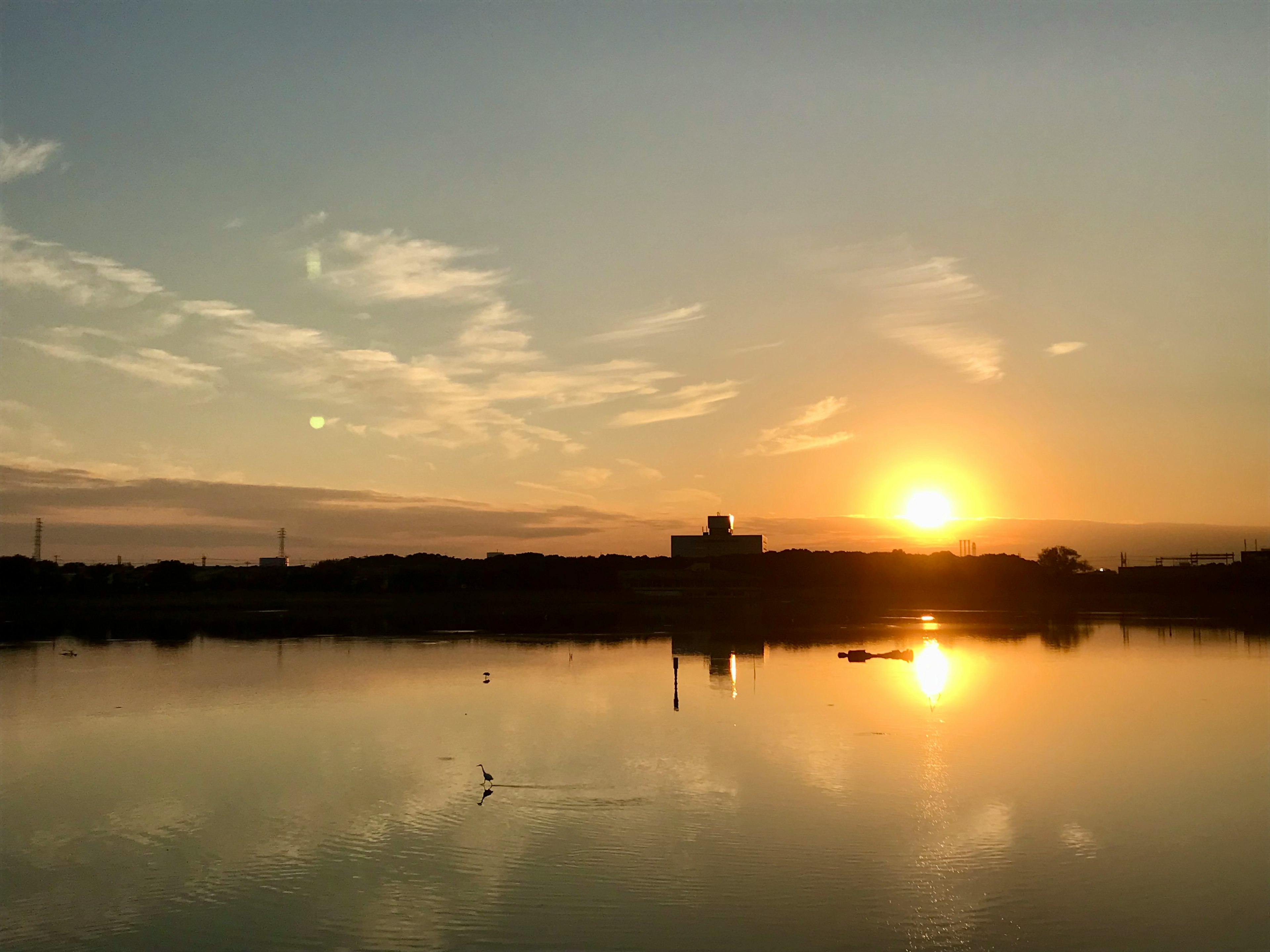 夕日が映る湖の静かな風景と美しい雲