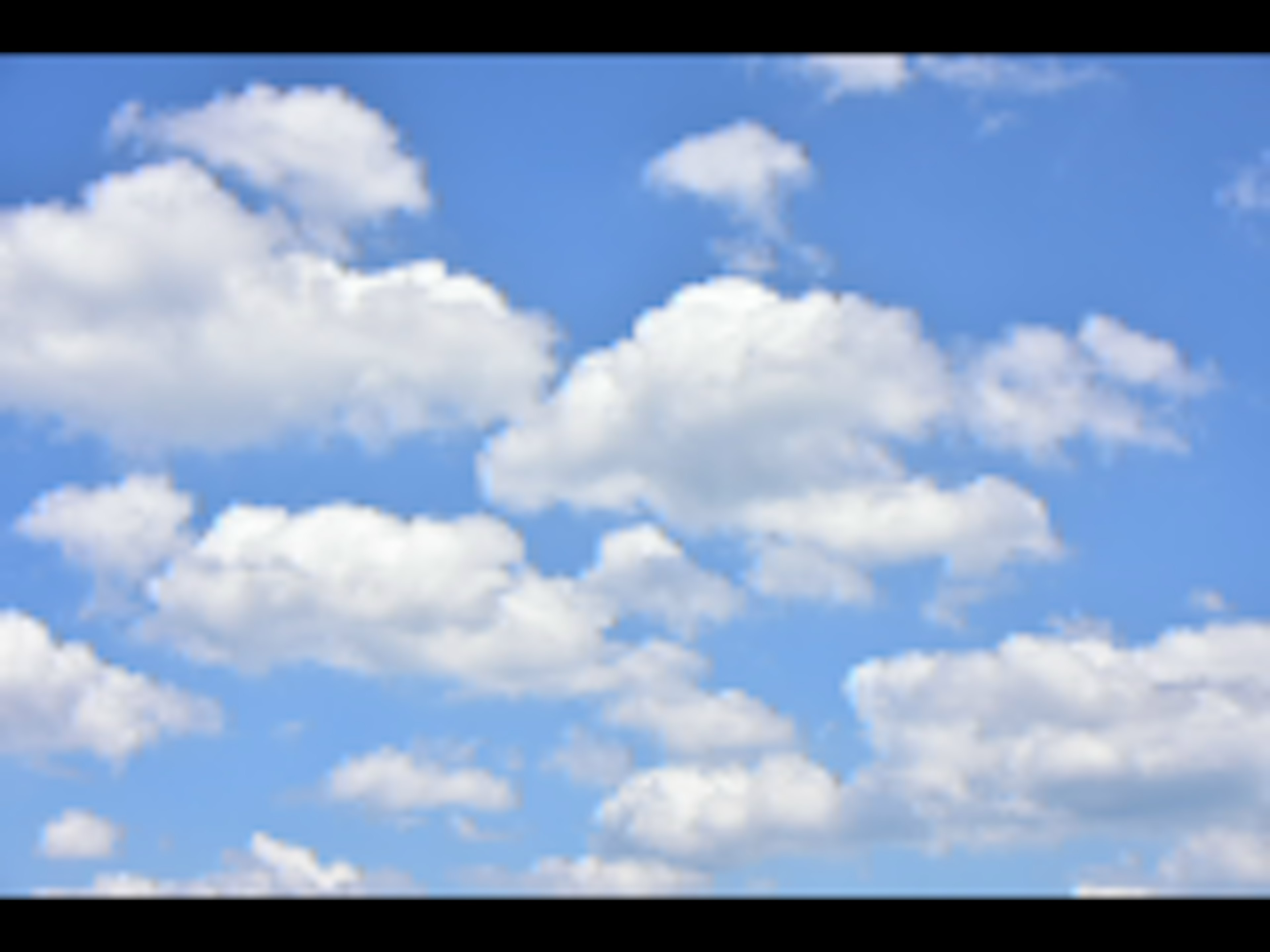 Weiße Wolken schweben in einem blauen Himmel