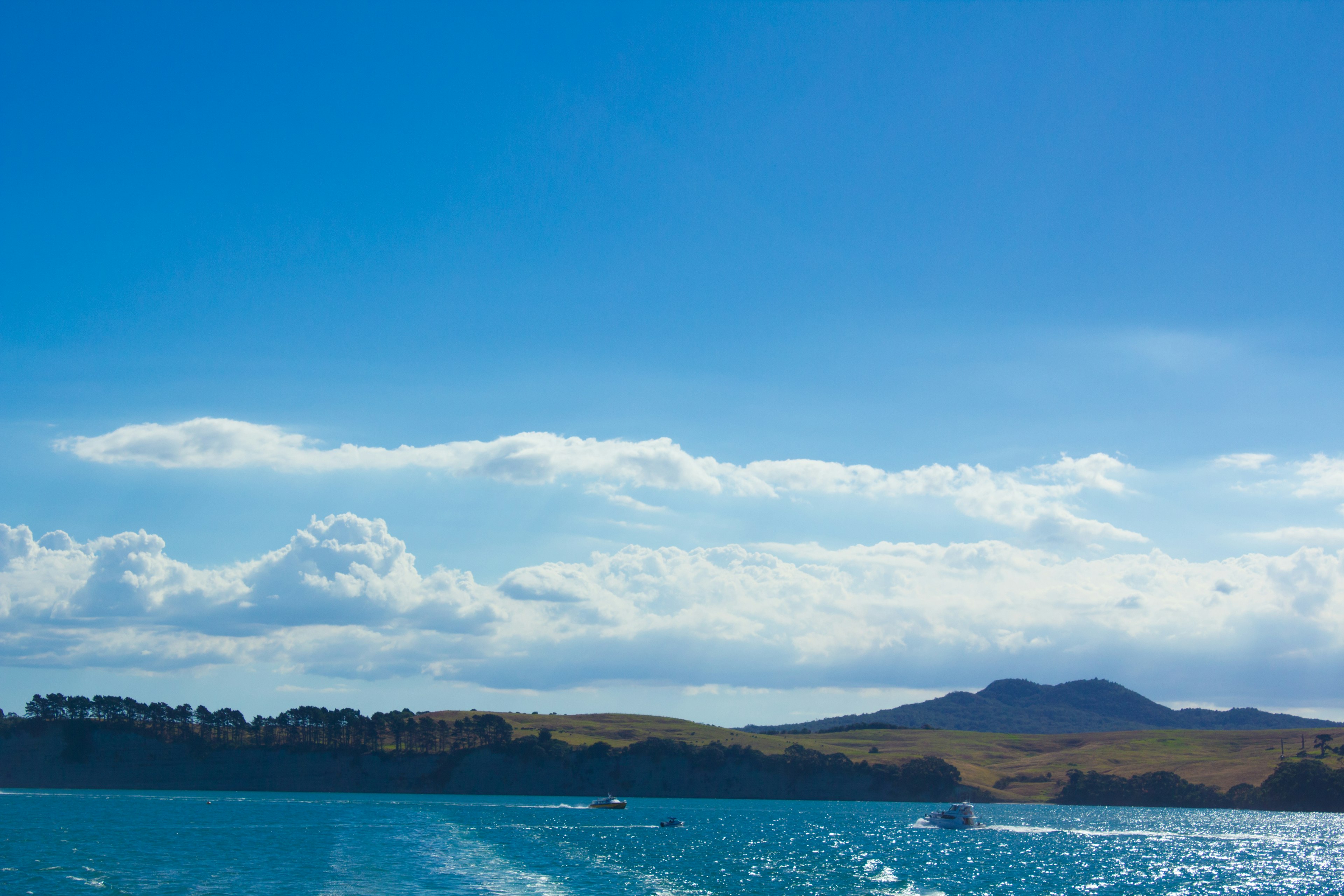 Vista escénica de un cielo azul con nubes sobre agua brillante