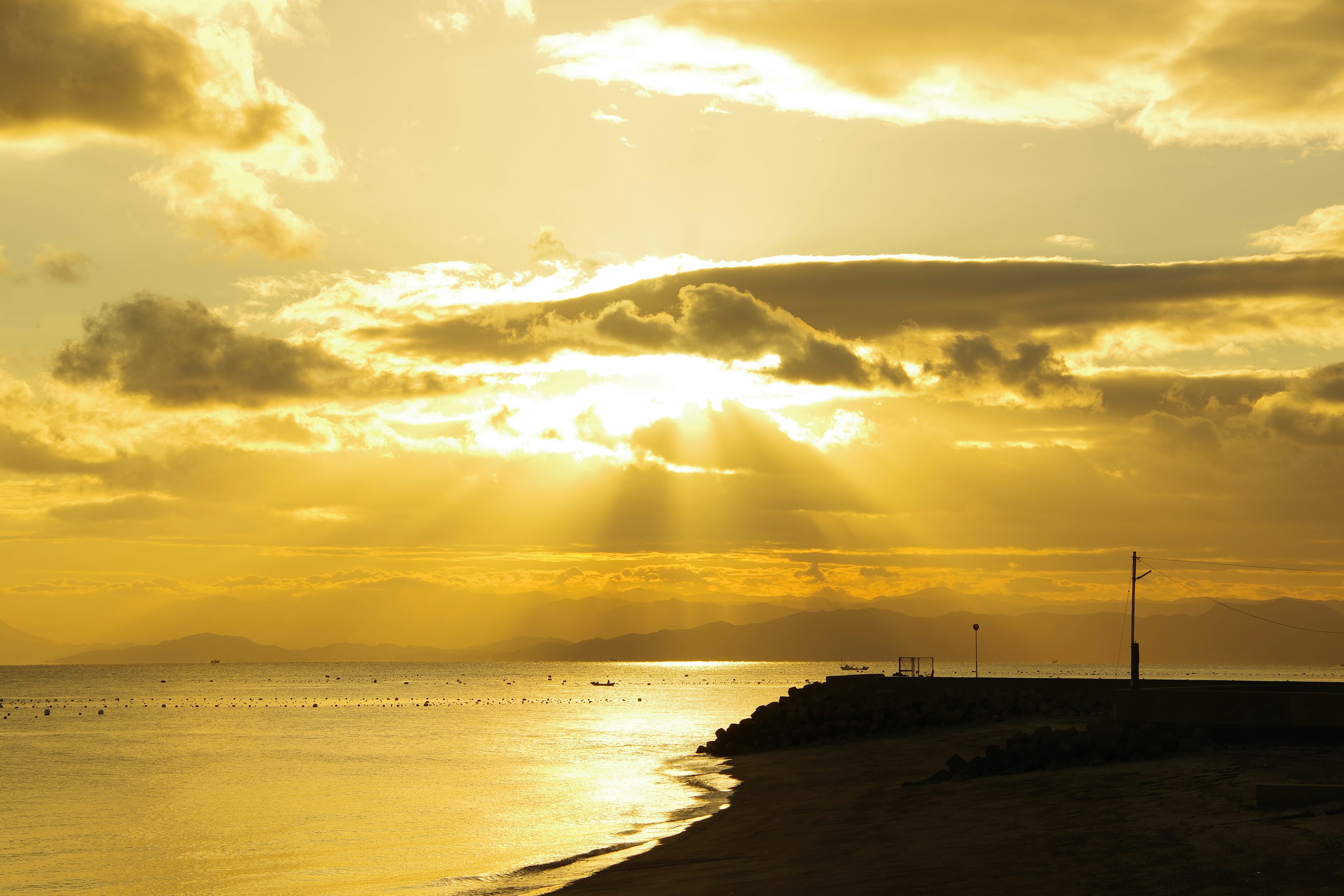 Hermosa luz del atardecer reflejándose en el mar